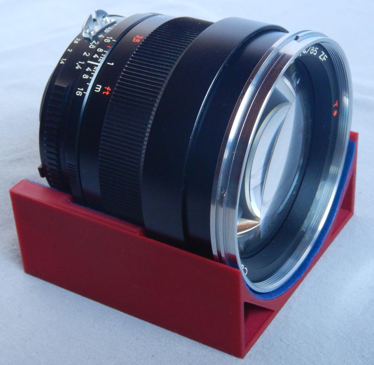 Zeiss 85mm f 4 mit Nikon Bajonett Ablageschale. Storage tray for Zeiss 85mm f 4 with Nikon bayonet.