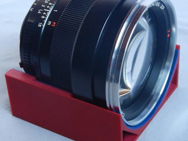 Zeiss 85mm f 4 mit Nikon Bajonett Ablageschale. Storage tray for Zeiss 85mm f 4 with Nikon bayonet.