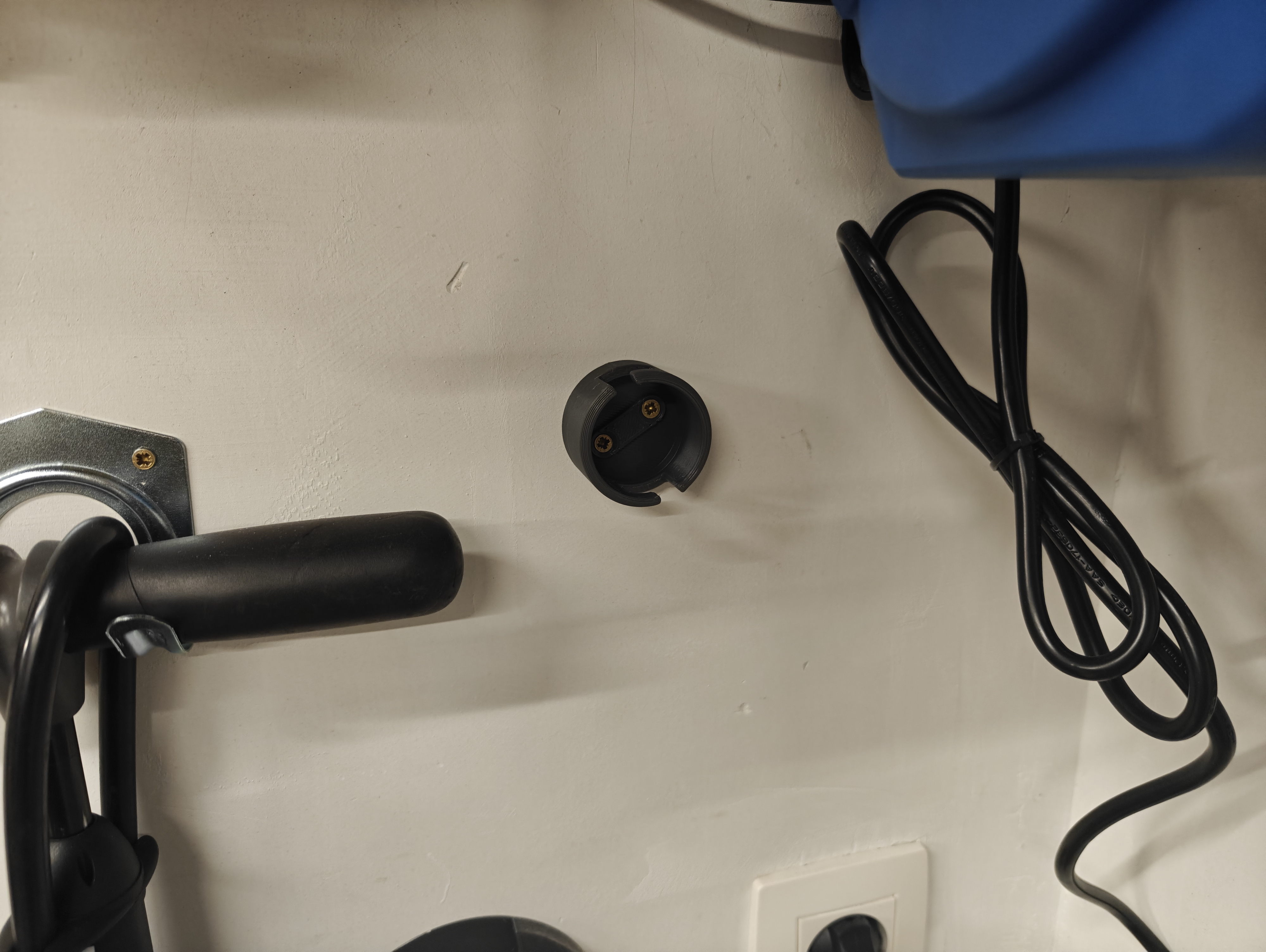 DeWalt DCV100 Leafblower accessories wall mount