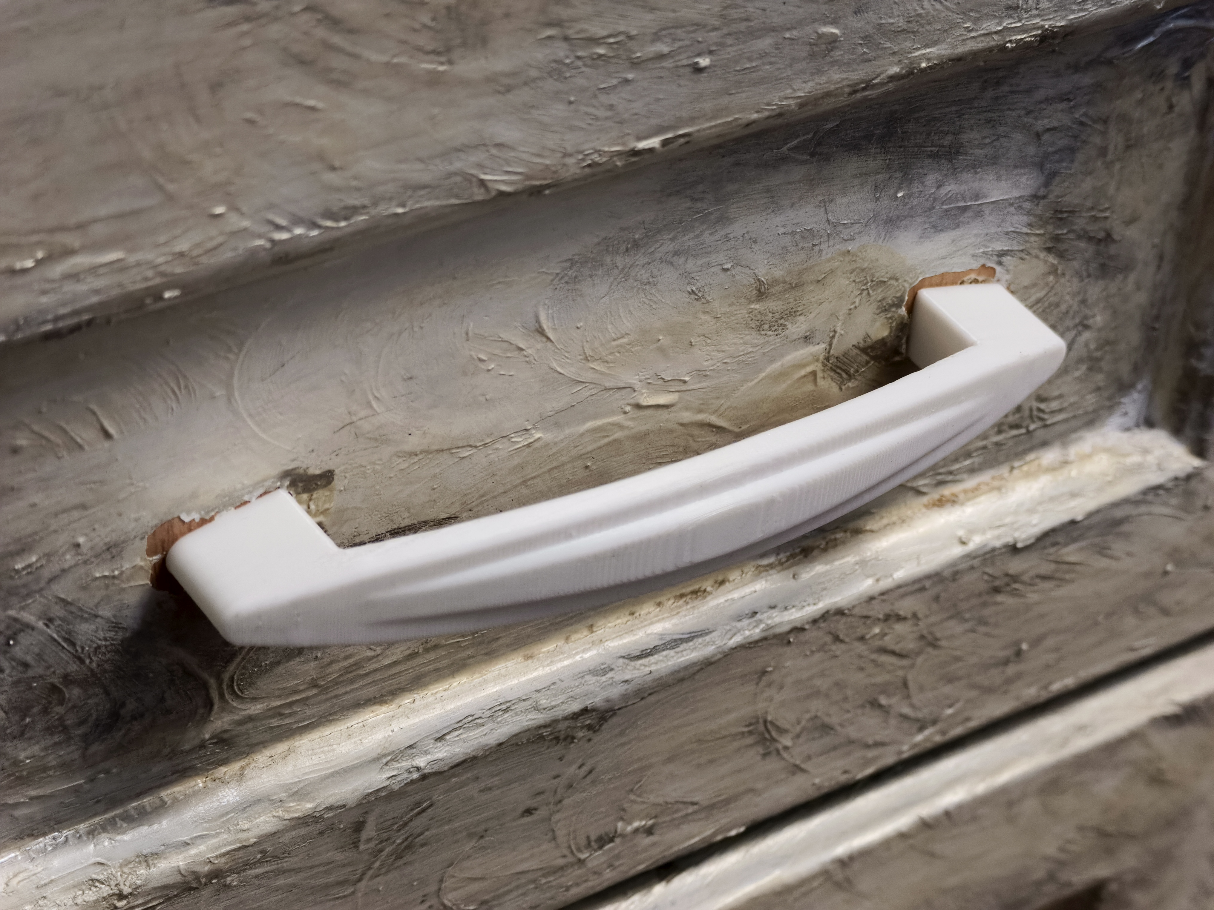 Cabinet or drawer handle