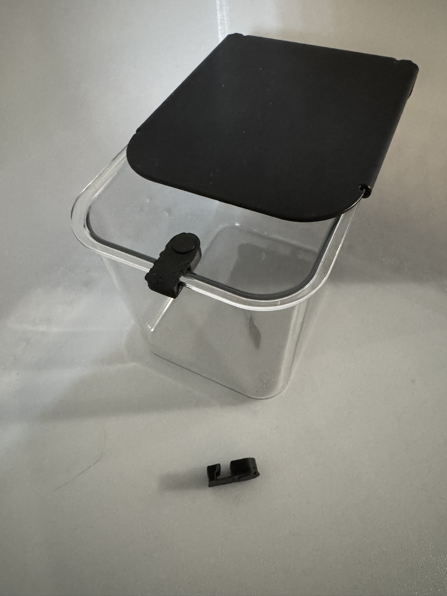 Magnetic latch for Skadis transparent bin