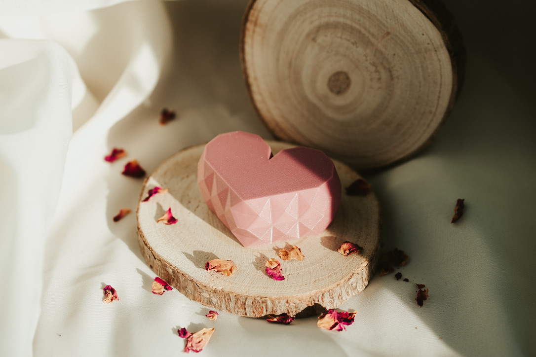 Magnetic heart shaped ring box