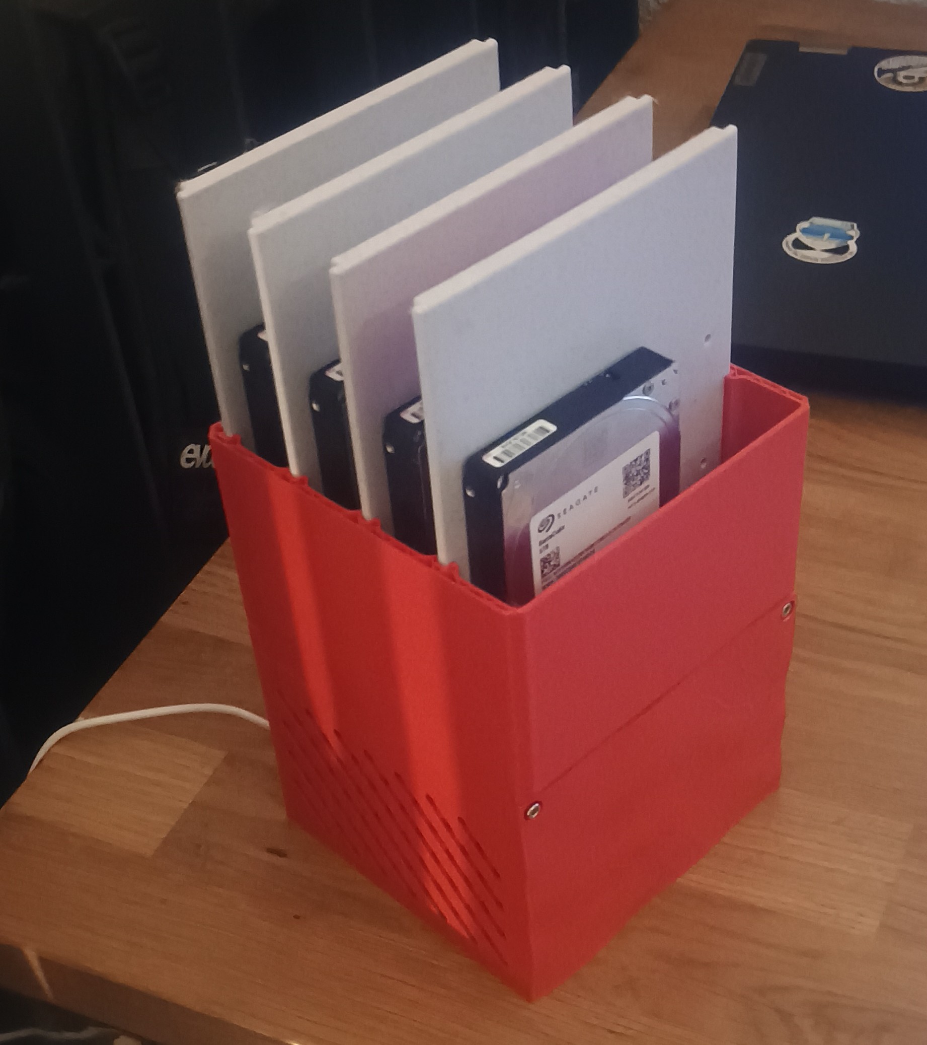 Radxa Penta 3.5"/2.5" drives NAS case