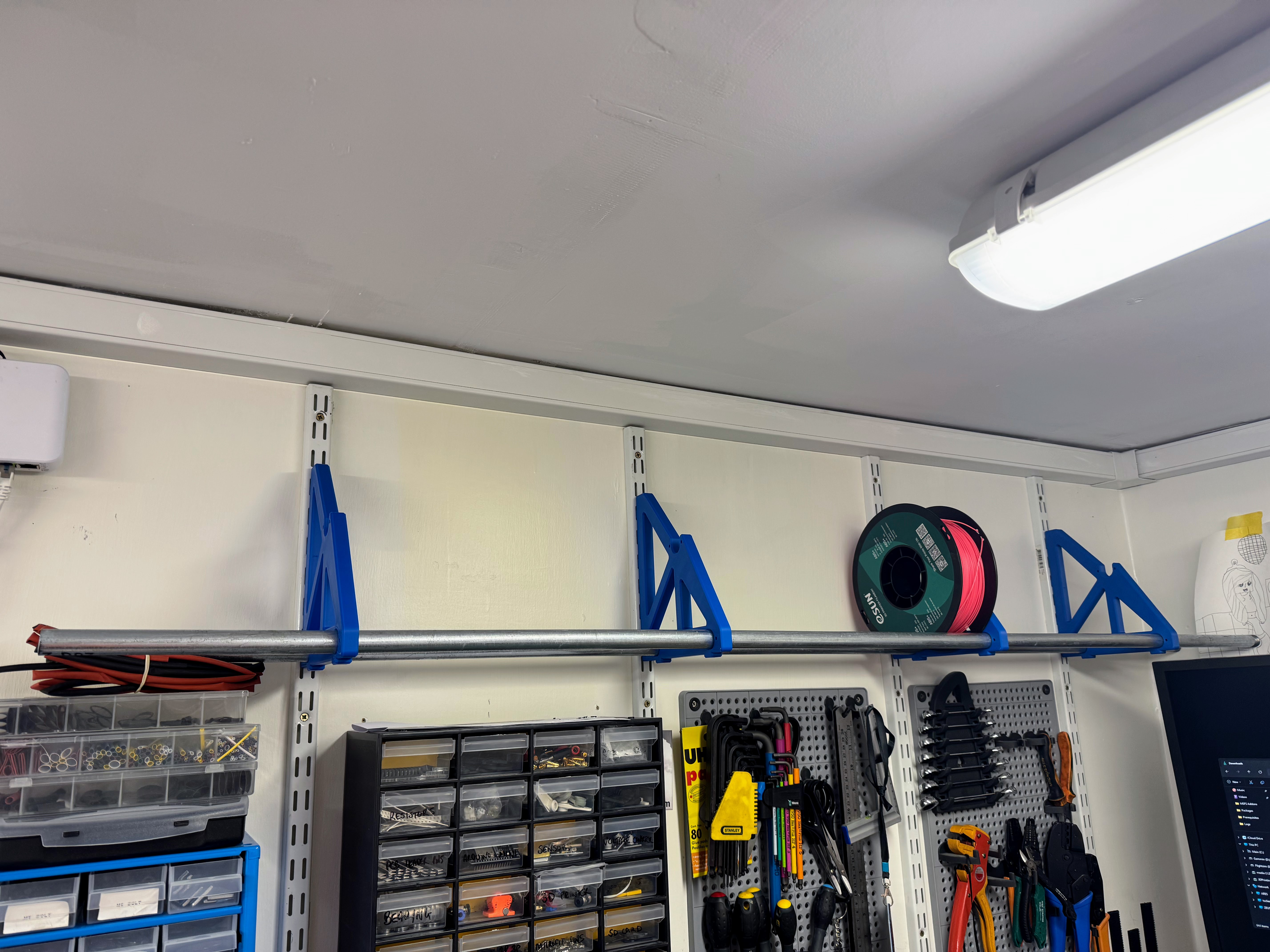 RepRack 20mm bracket for B&Q Twin Slot Shelving