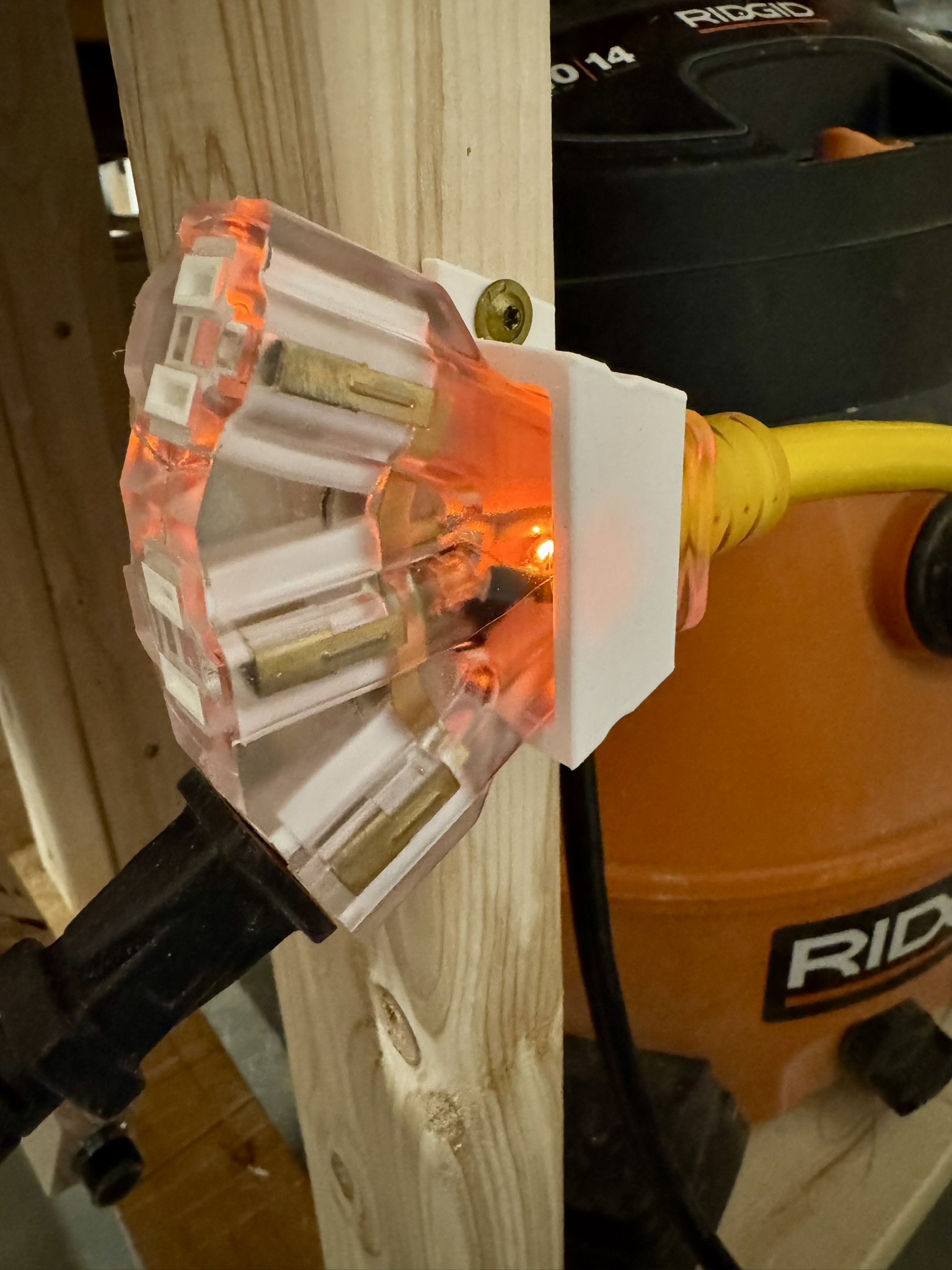 Yellow Jacket 3 outlet contractor extension cord wall mount bracket — thumbnail 2