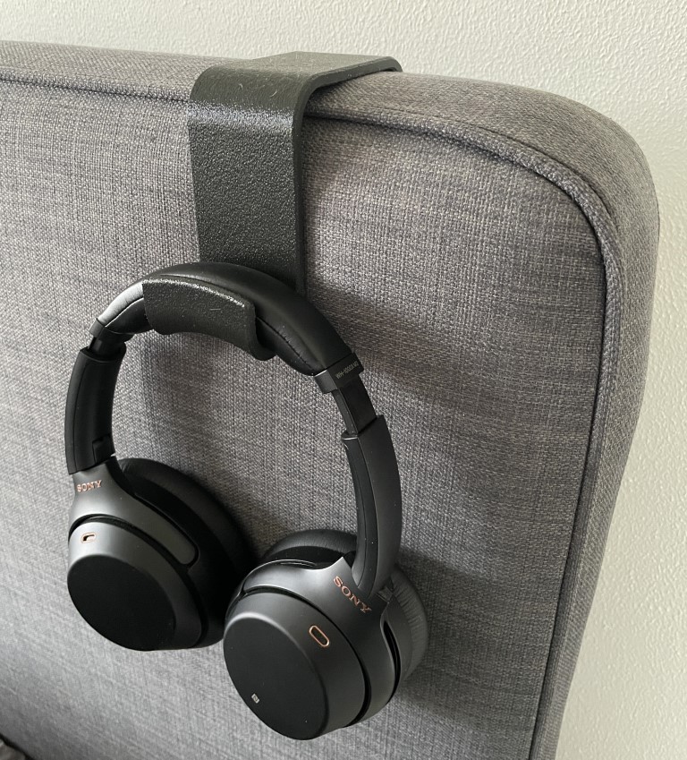 Headphone hook for ARNAVIK