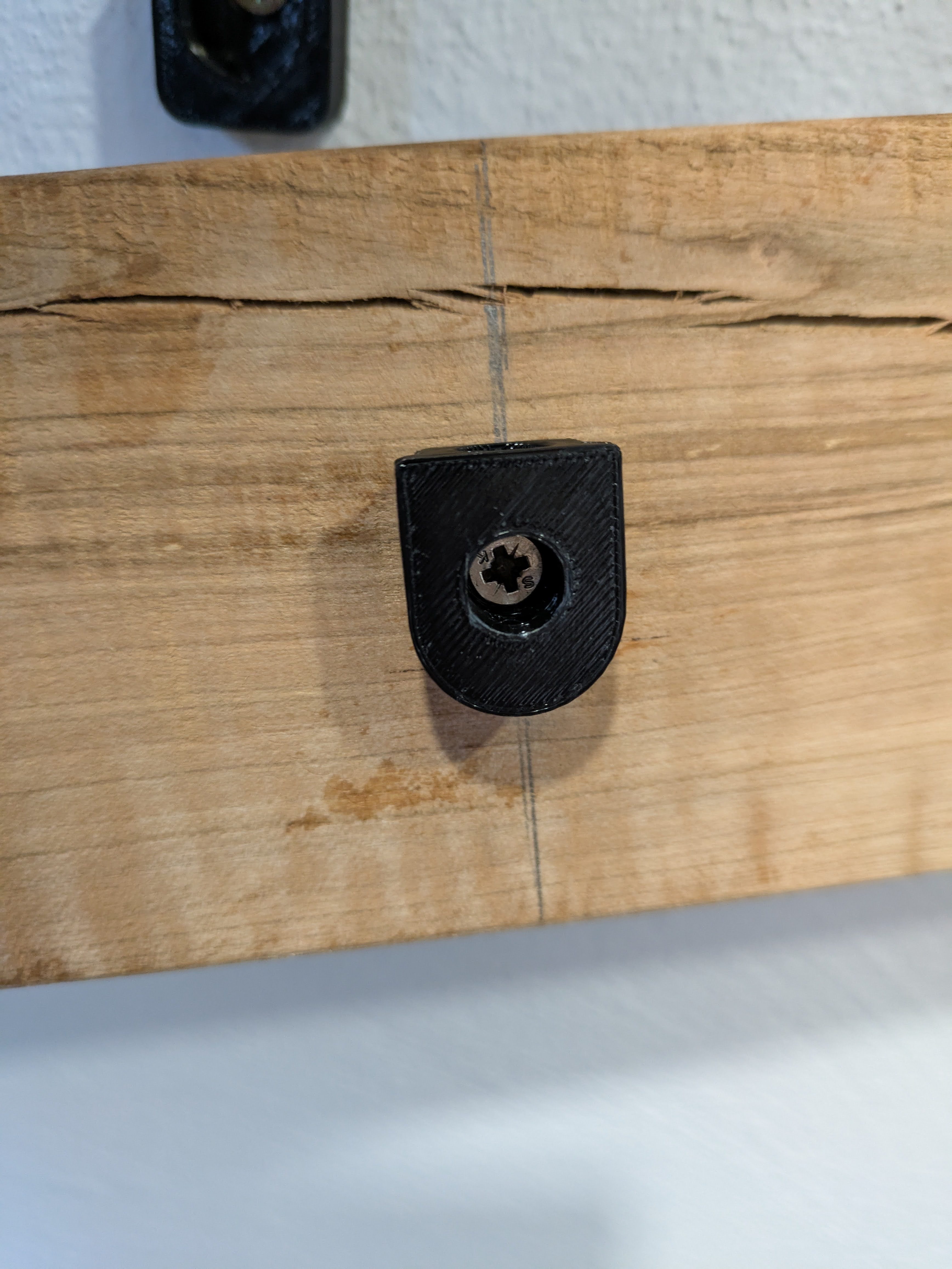 Miniatura 3 do modelo 3D SlotLock - A locking wall mount - Improved!