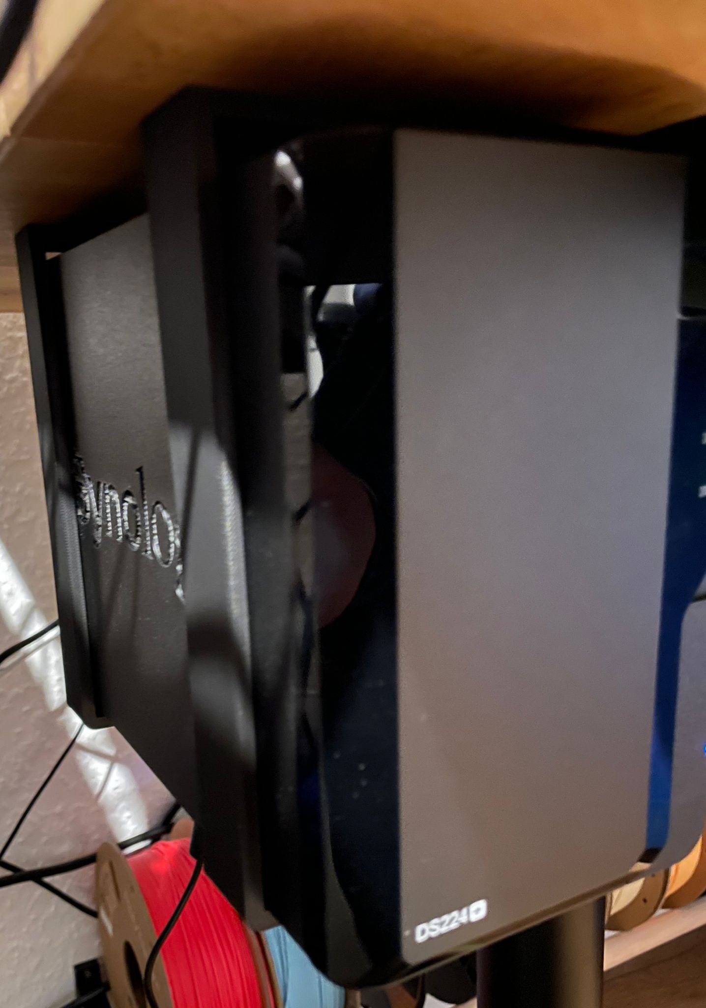 Miniatura 2 do modelo 3D Synology DS224+ - Table Bracket