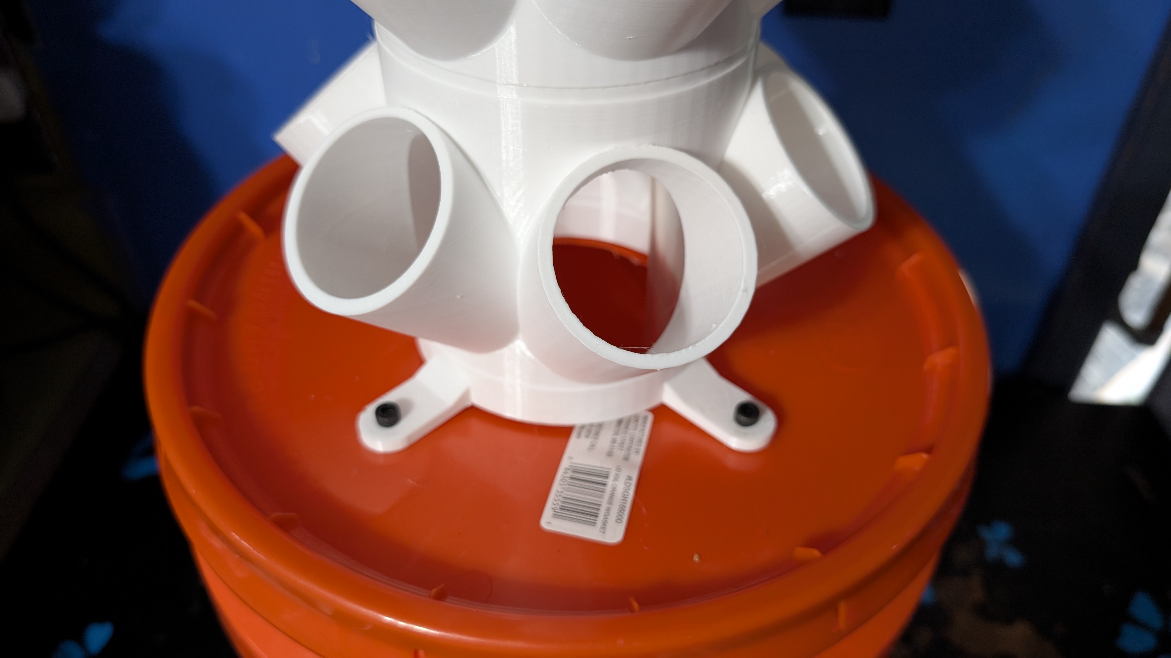 Modified 6pod 2inch net cup hydroponic modular tower by rosetta-wang For Bucket Lid