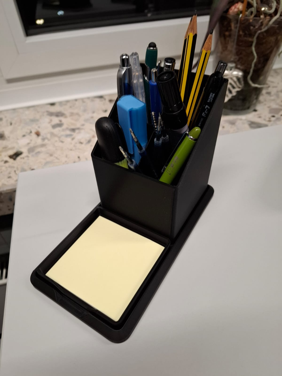 Pencil Holder + Post-it