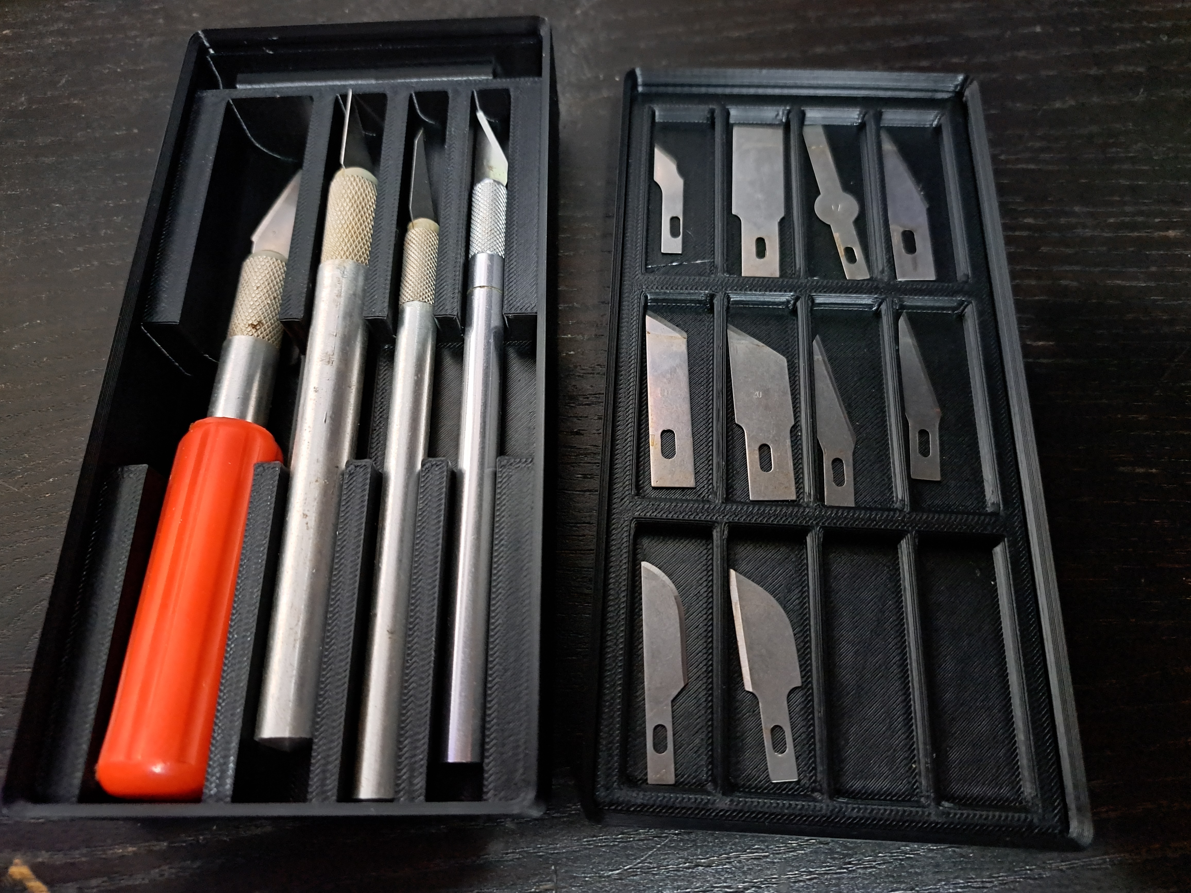 Gridfinity Exacto storage with magnet for picking up blades