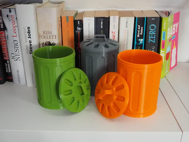 Trashcan with lid