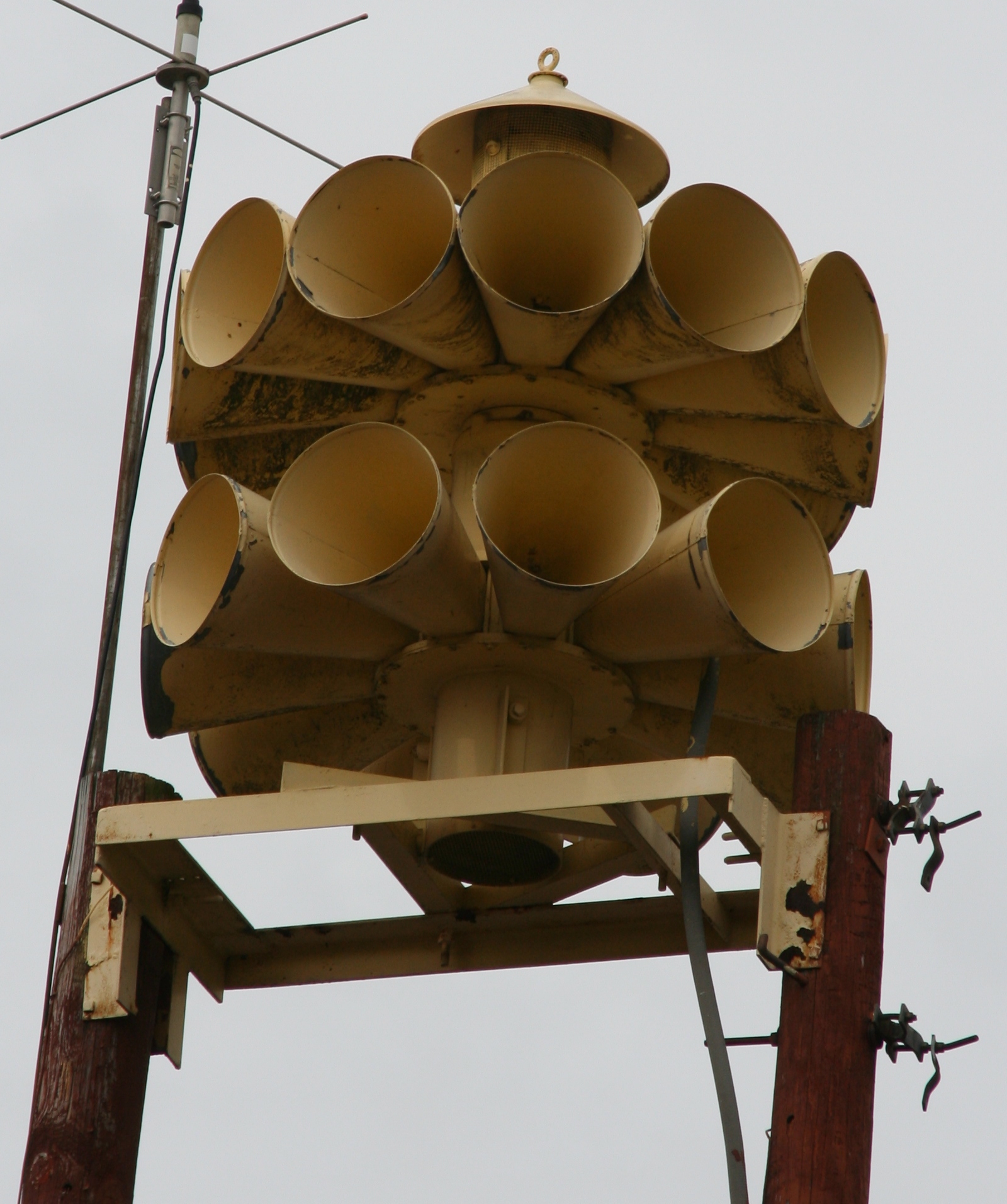 3T22 model with available pole mount