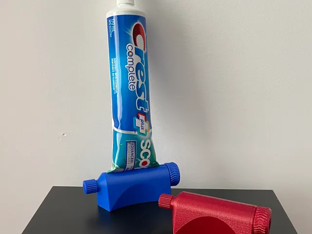 Ratchet toothpaste tube squeezer