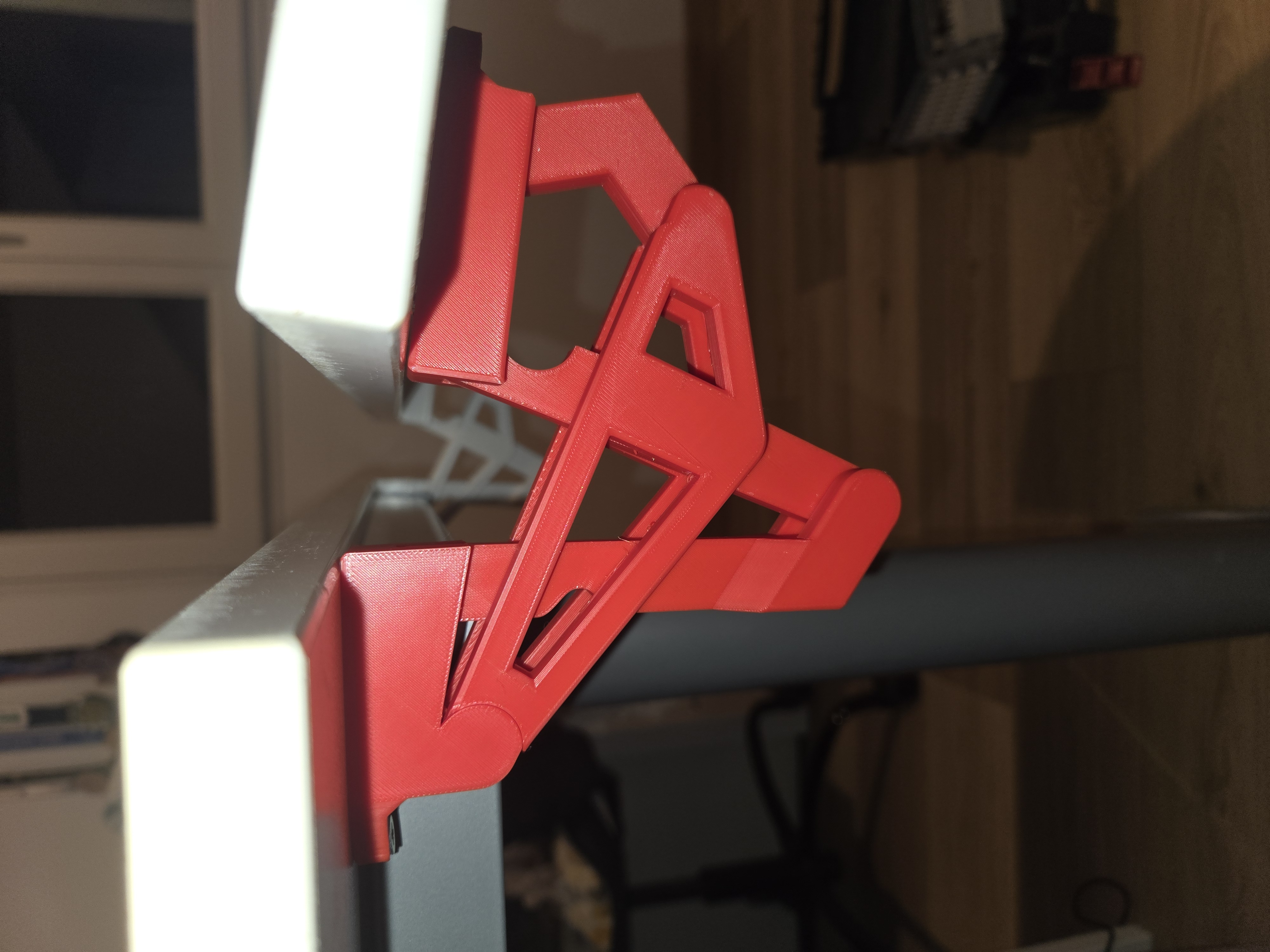 Gravity locked, print in place, vertical hinge