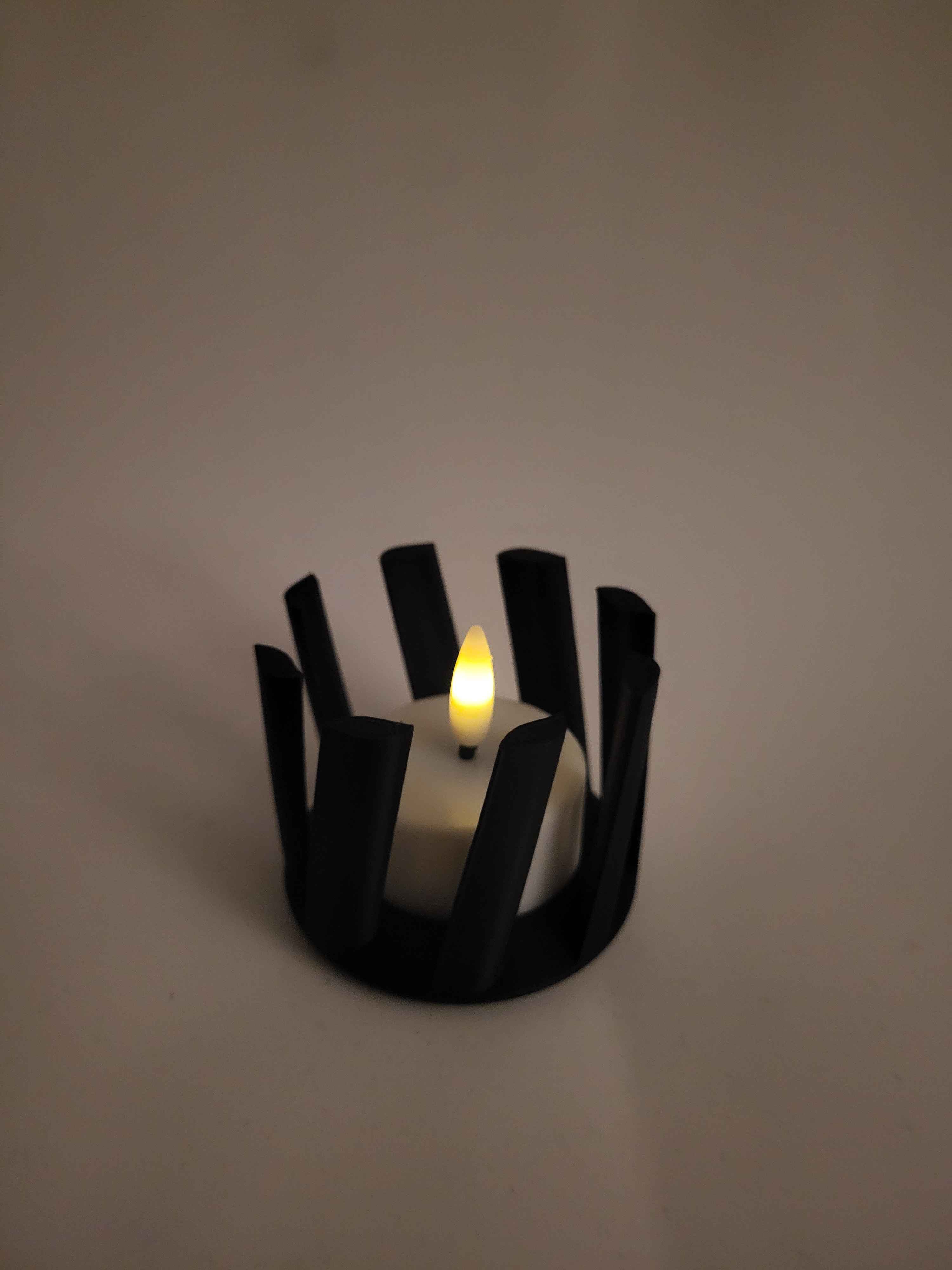 Swept tealight holder