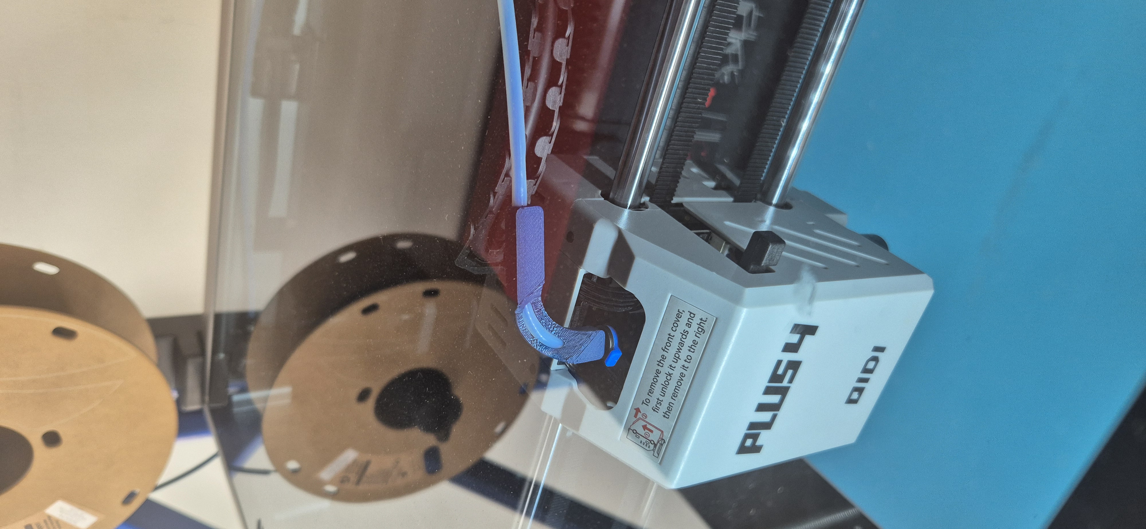 Qiditech PLUS 4 bowden tube clip to hold radius under glass