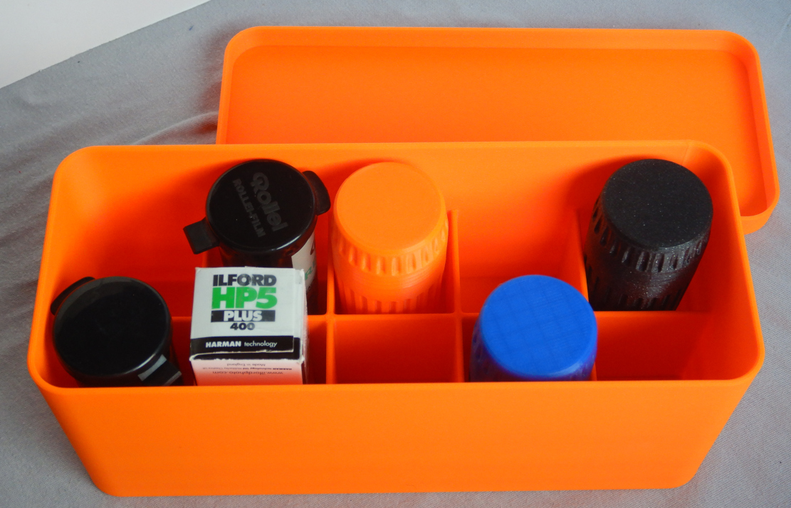 Schachtel mit Unterteilung für 120 Filmdosen oder Schachteln; Box with dividers for 120 film canisters or boxed film