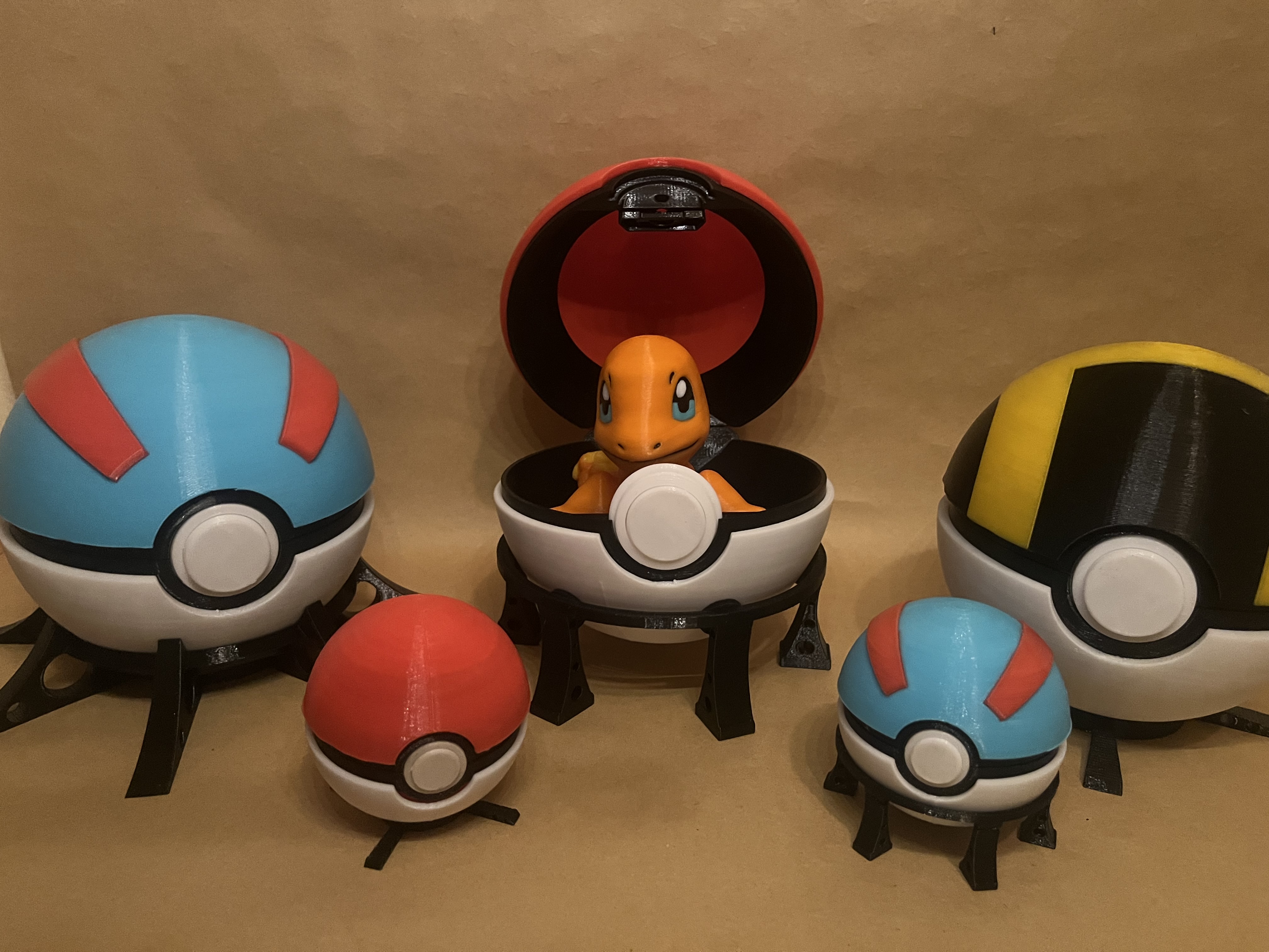 Pokemon Pokeball figurine, closed with a latch, opened with a button
