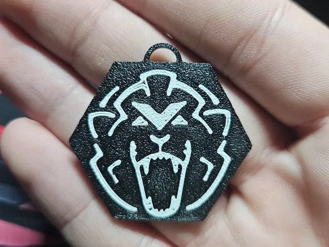 Max Verstappen lion logo keychain
