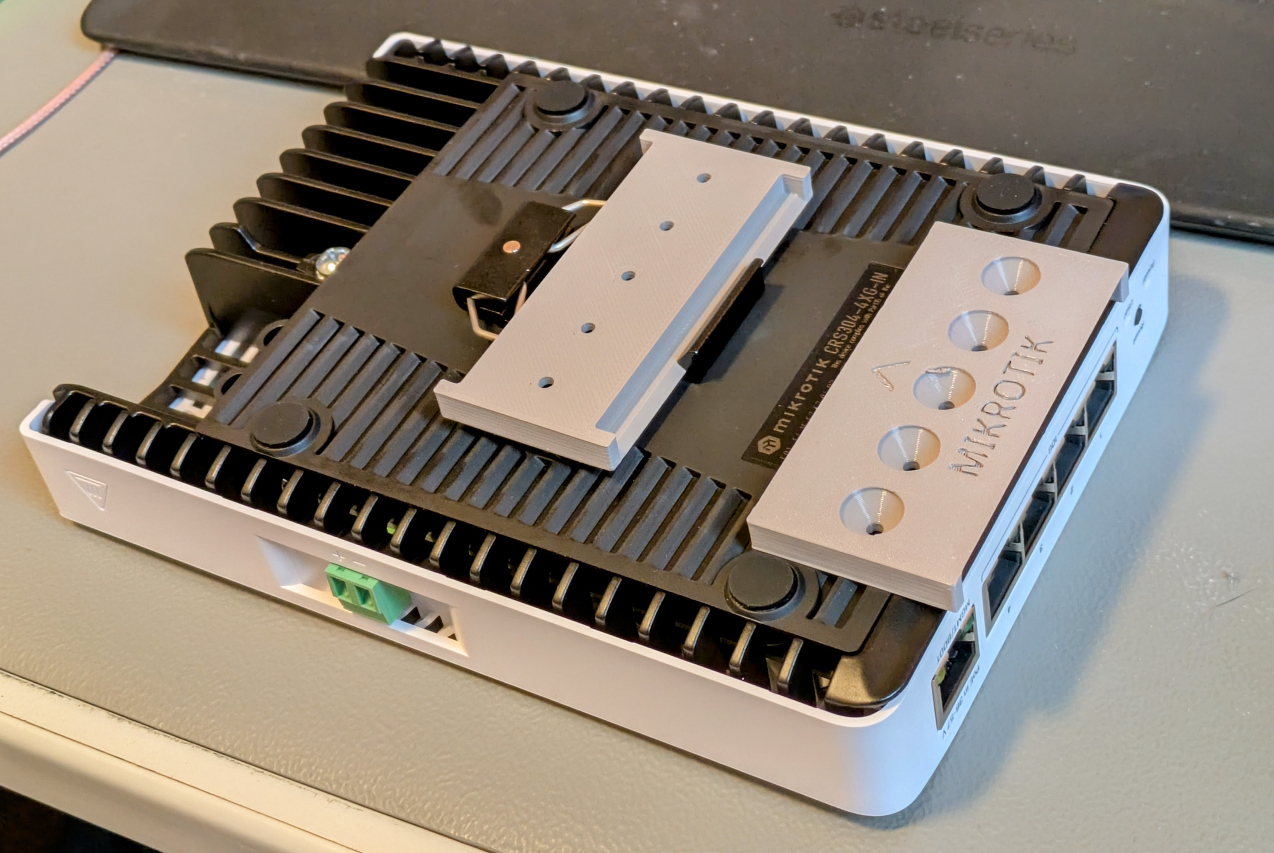 Mikrotik CRS304-4XG-IN DIN rail mount