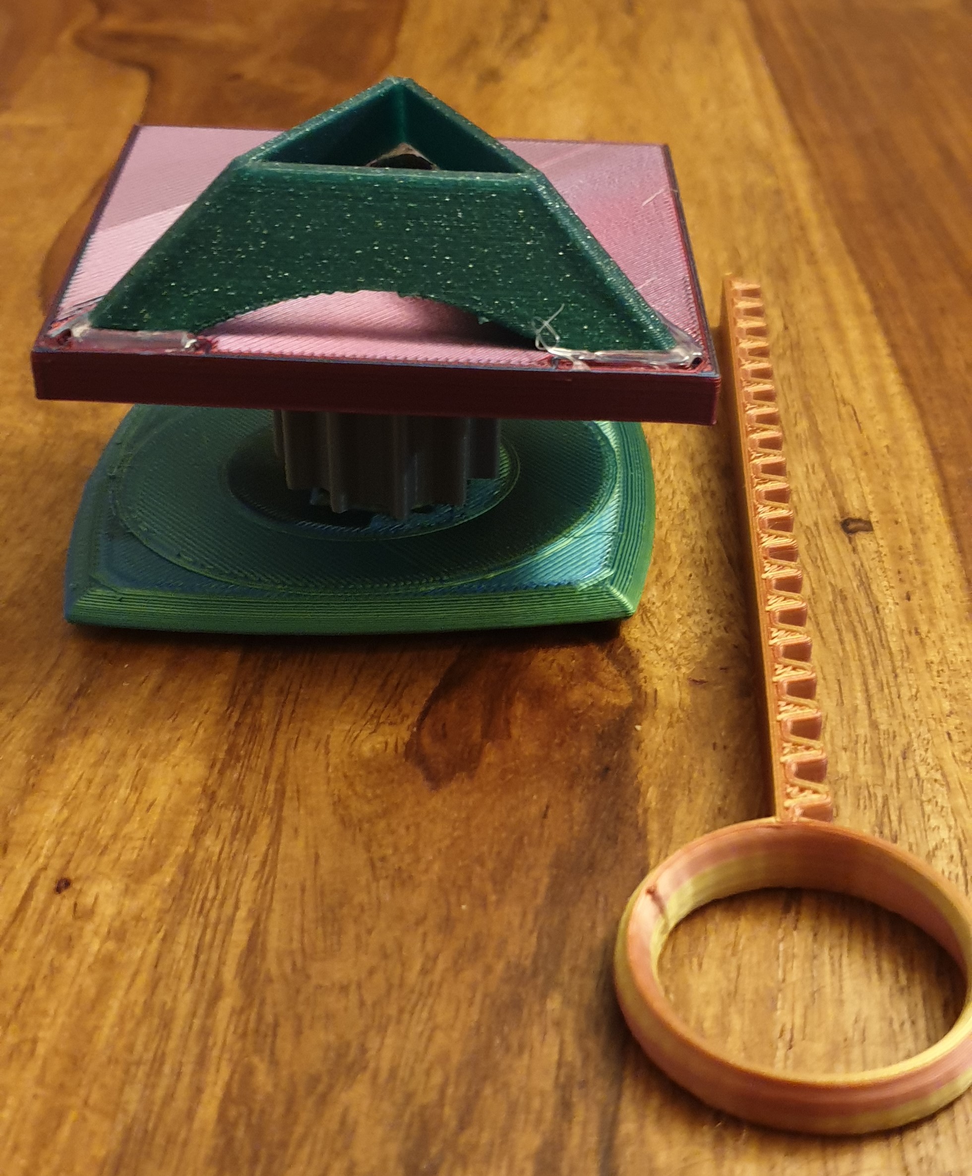 Rotating stand for Rubik cube