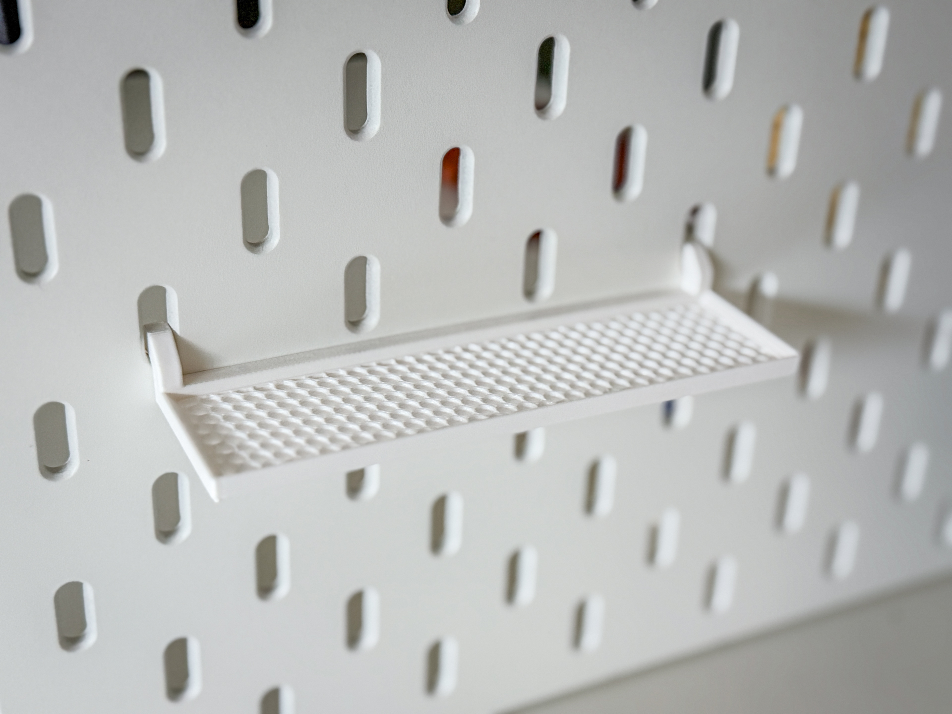 IKEA SKADIS Shelf with Honeycomb Pattern — miniatura 4