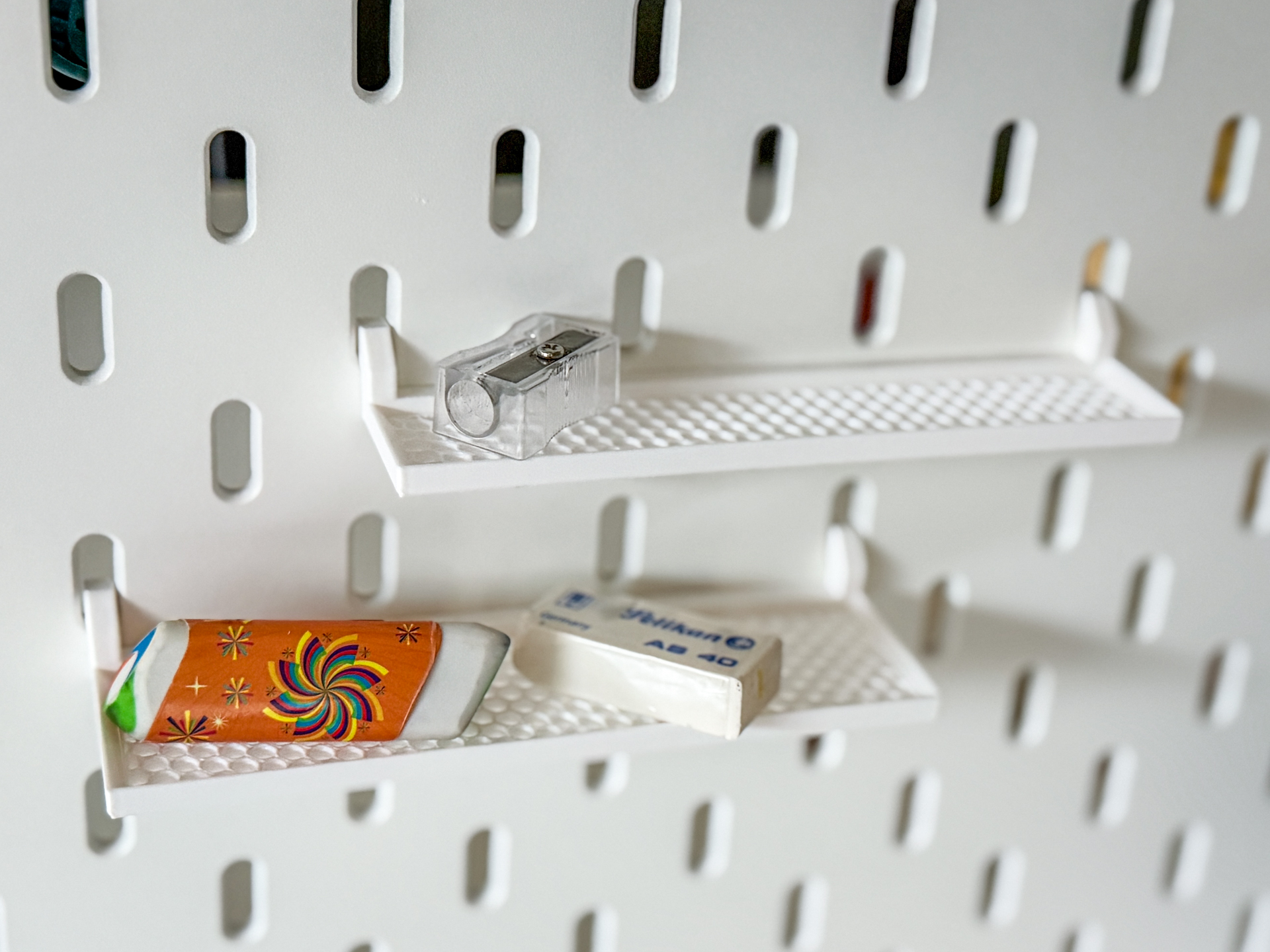 IKEA SKADIS Shelf with Honeycomb Pattern — miniatura 2