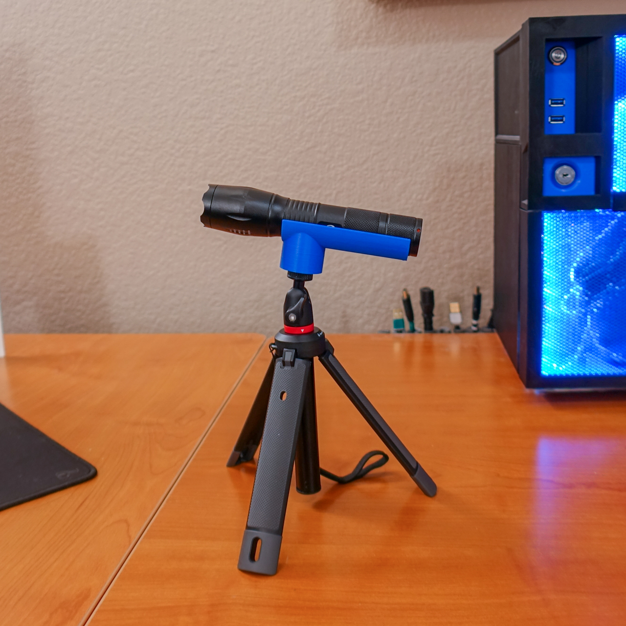 Parametric Tripod Mount for a Flashlight by briancmoses Download free