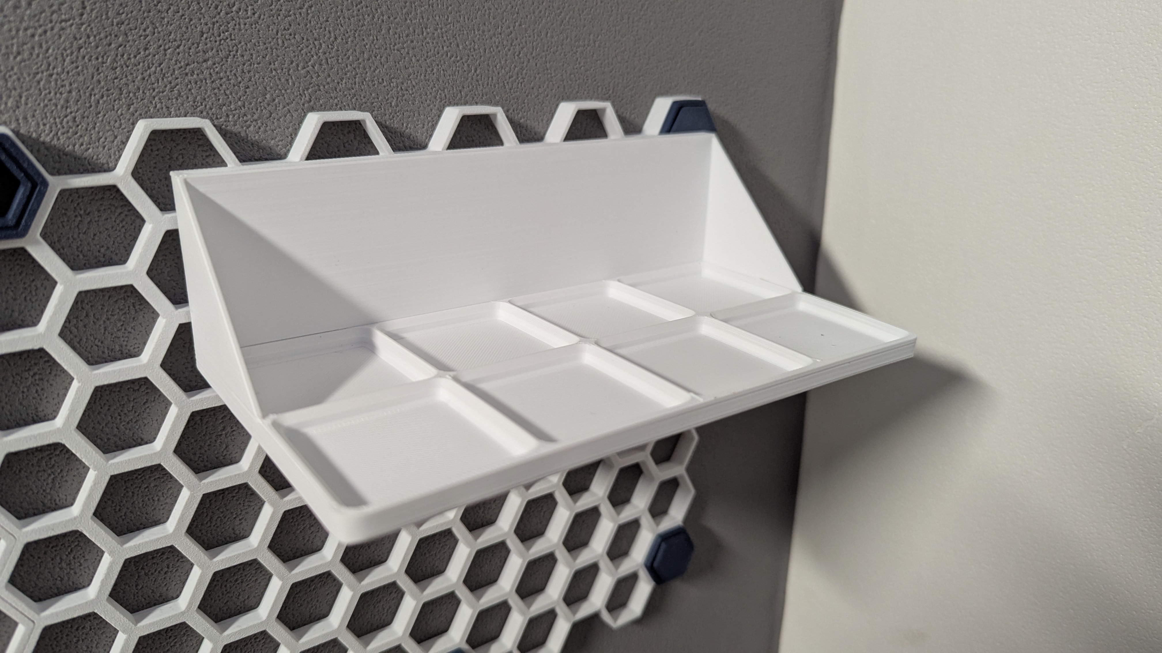 Gridfinity 4x2 shelve for Honeycomb Storage Wall (HSW) with Multiconnect