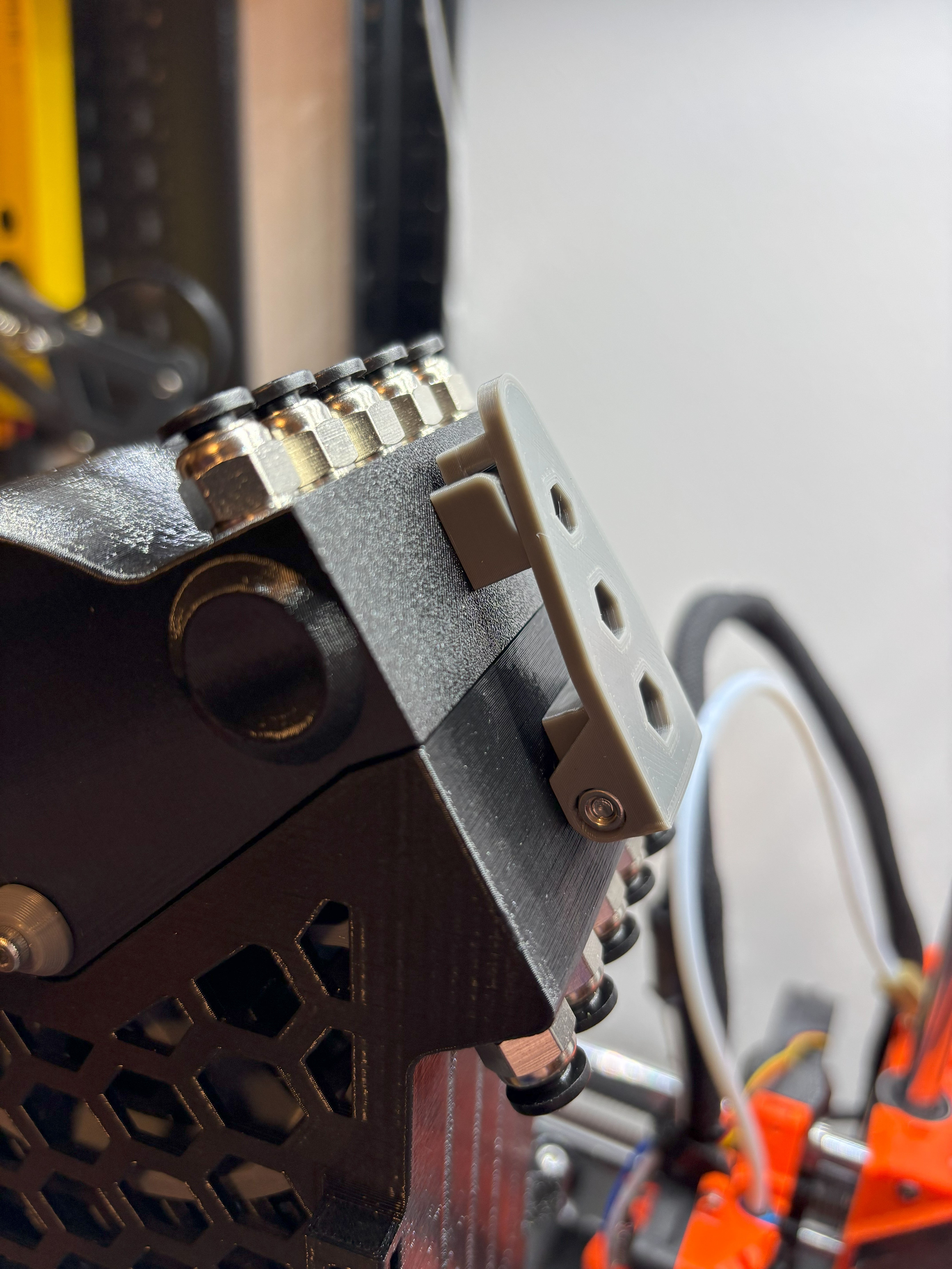 Quick lock latch for DLD/RMU Filament Buffer