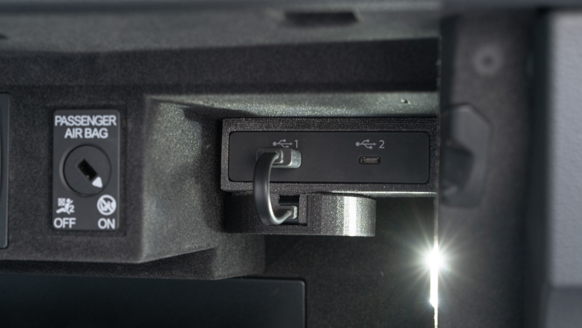 Audi Q3 F3 glovebox usb hub mount + Motorola MA1 mount