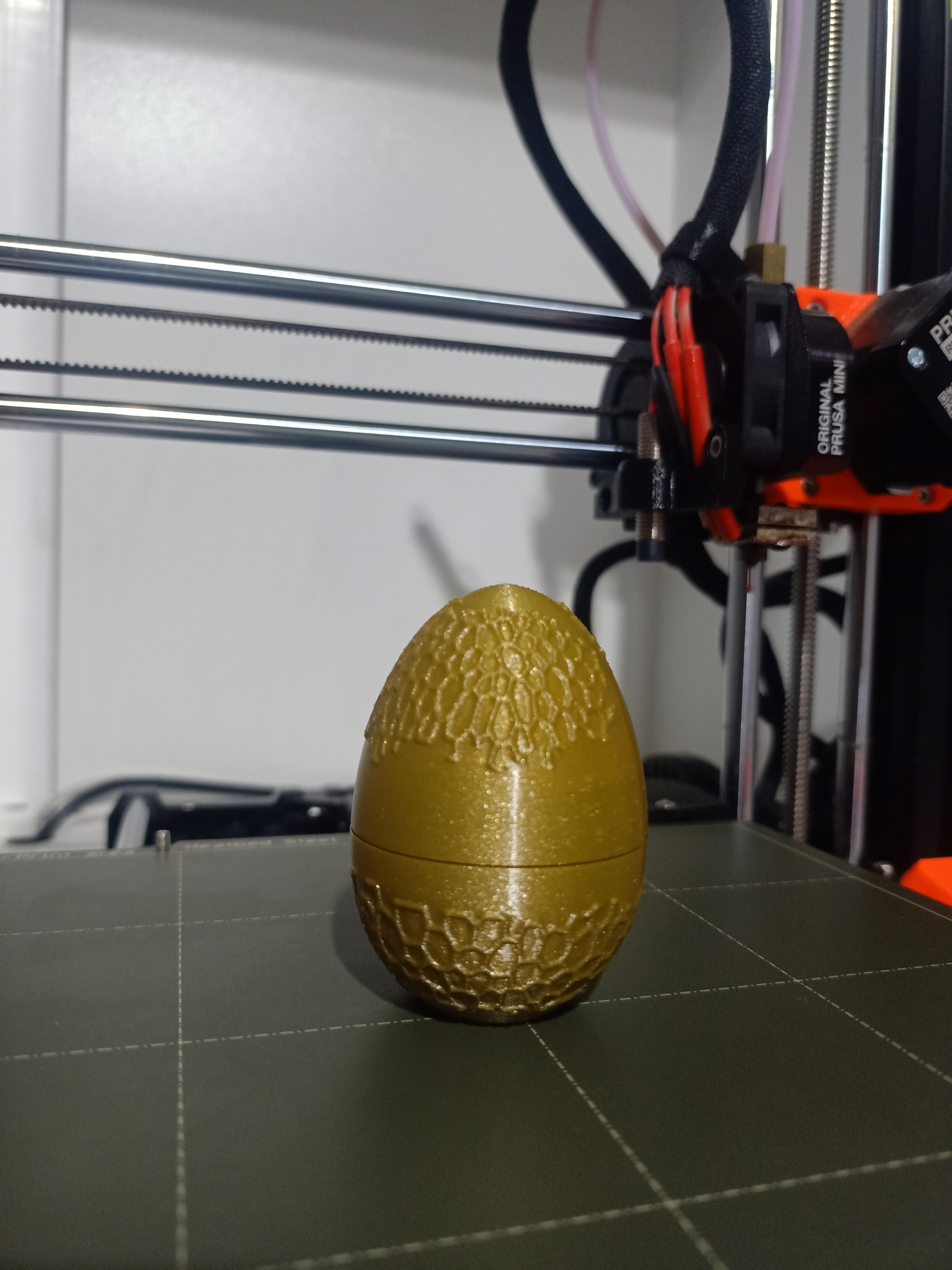 Miniatura 3 do modelo 3D Hollow Threaded Easter Egg with Voronoi texture