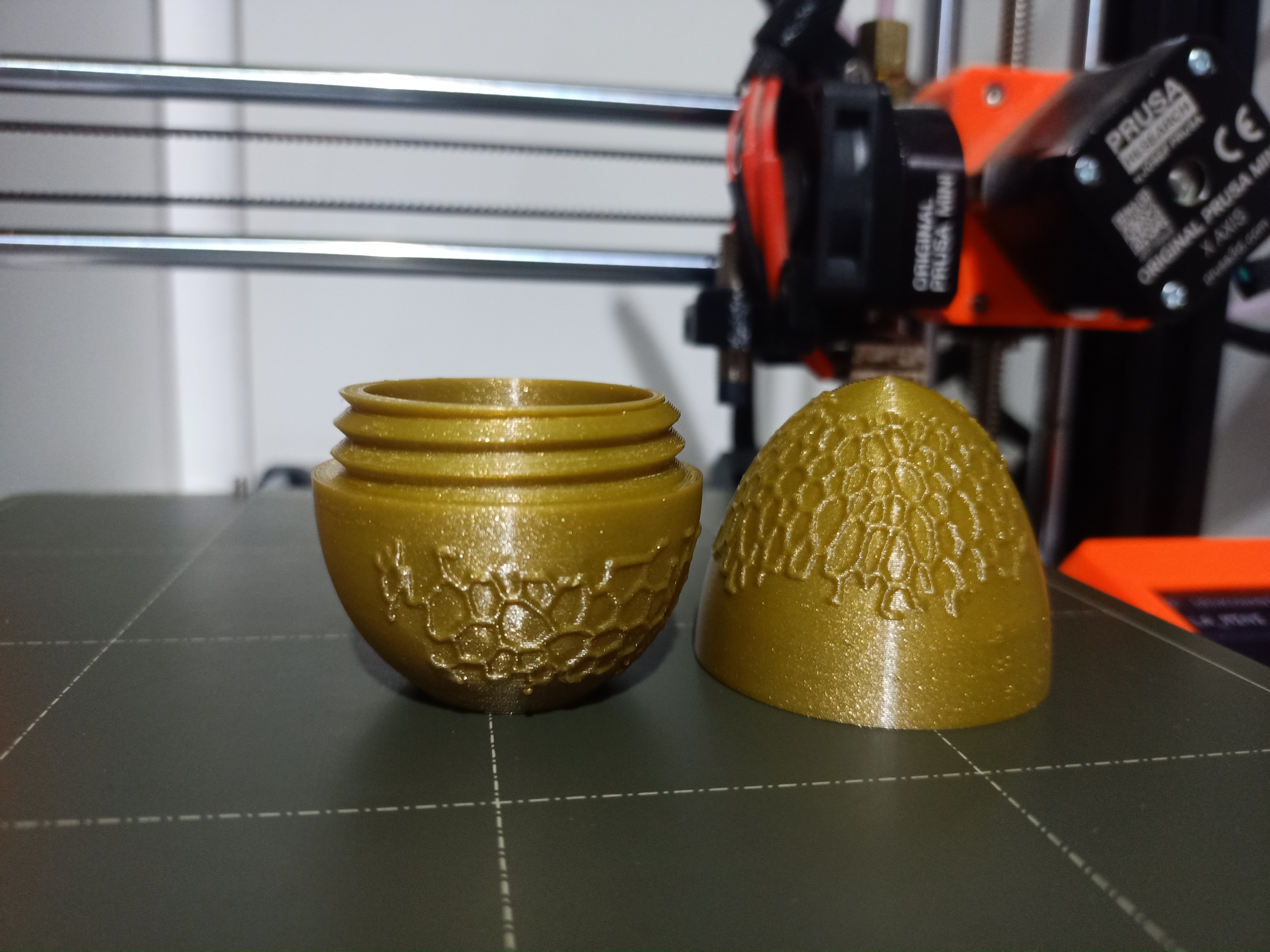 Miniatura 2 do modelo 3D Hollow Threaded Easter Egg with Voronoi texture