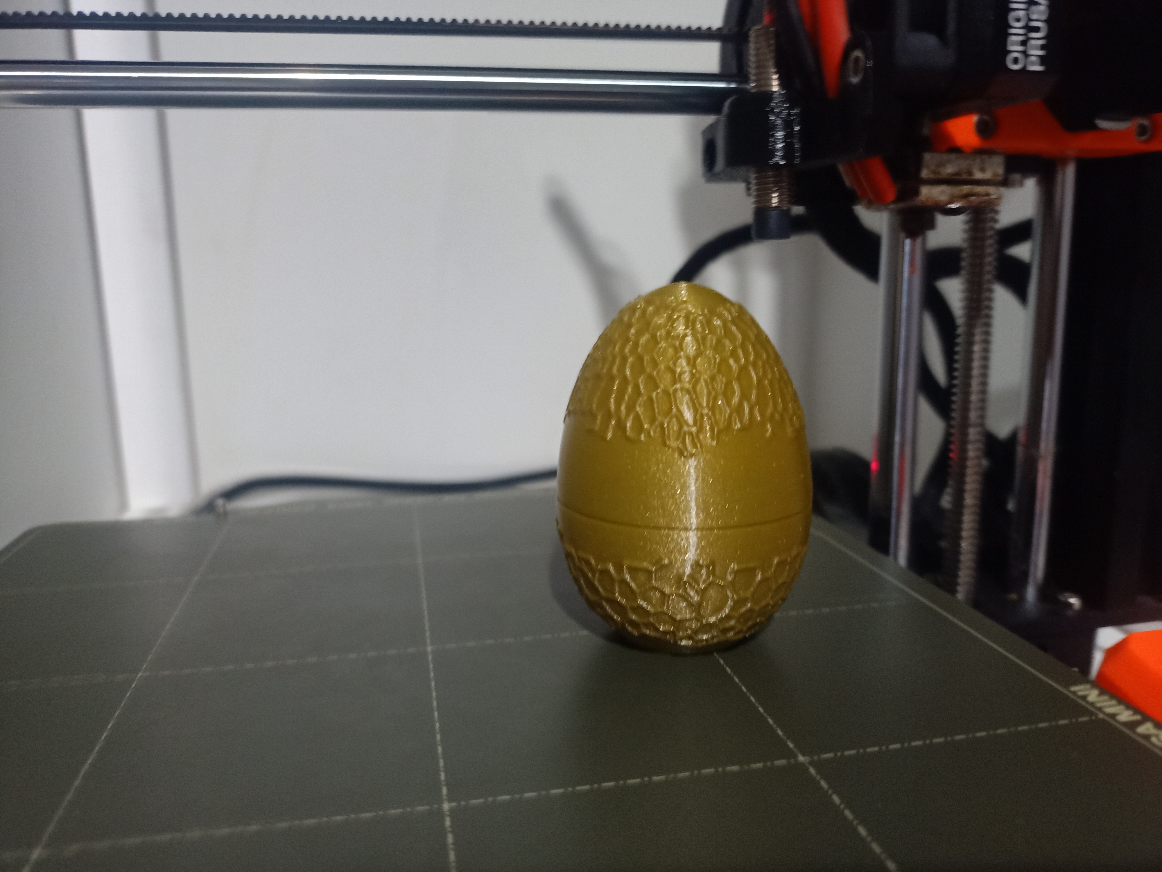 Miniatura 4 do modelo 3D Hollow Threaded Easter Egg with Voronoi texture