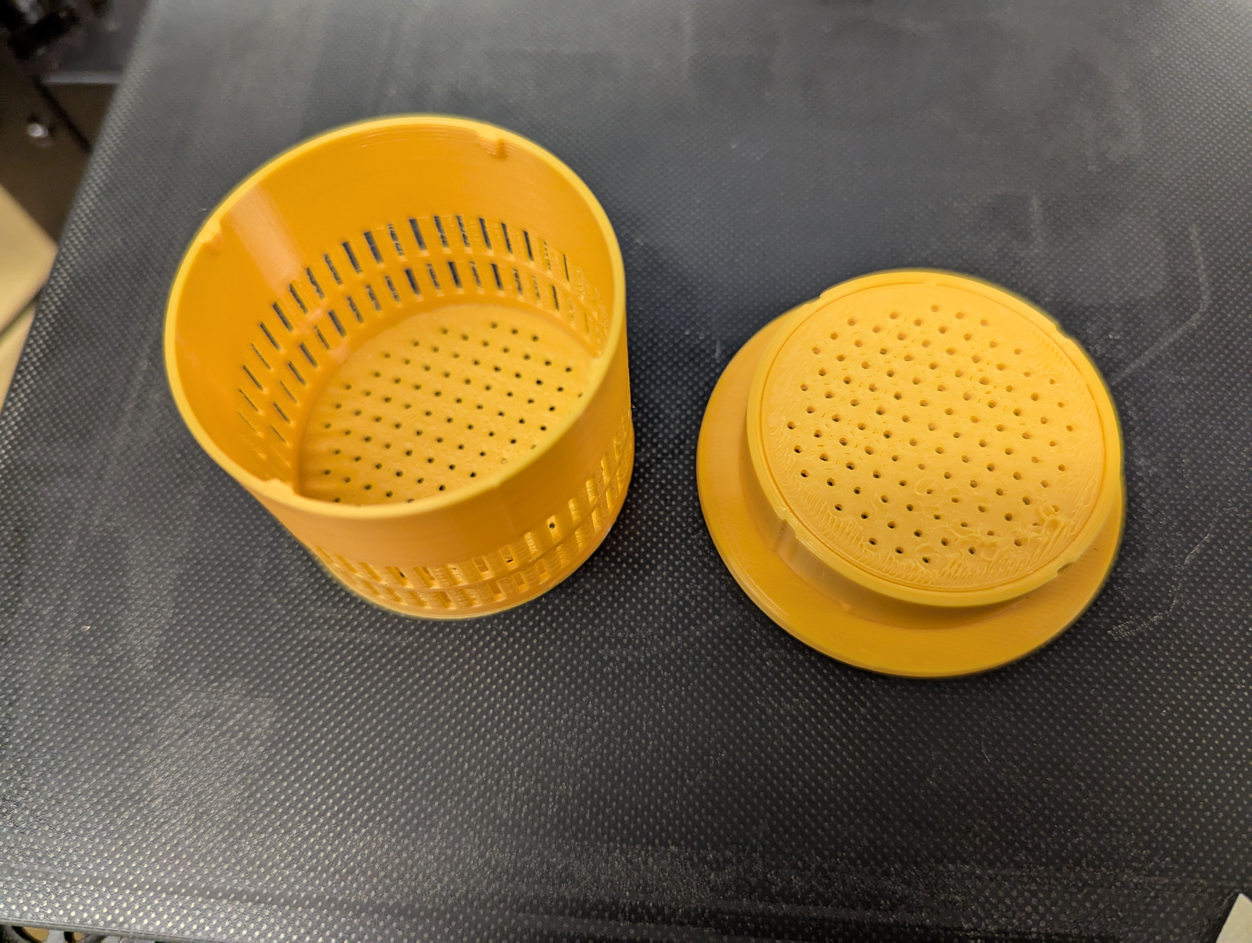 Spool center desiccant holder with hydrometer mount