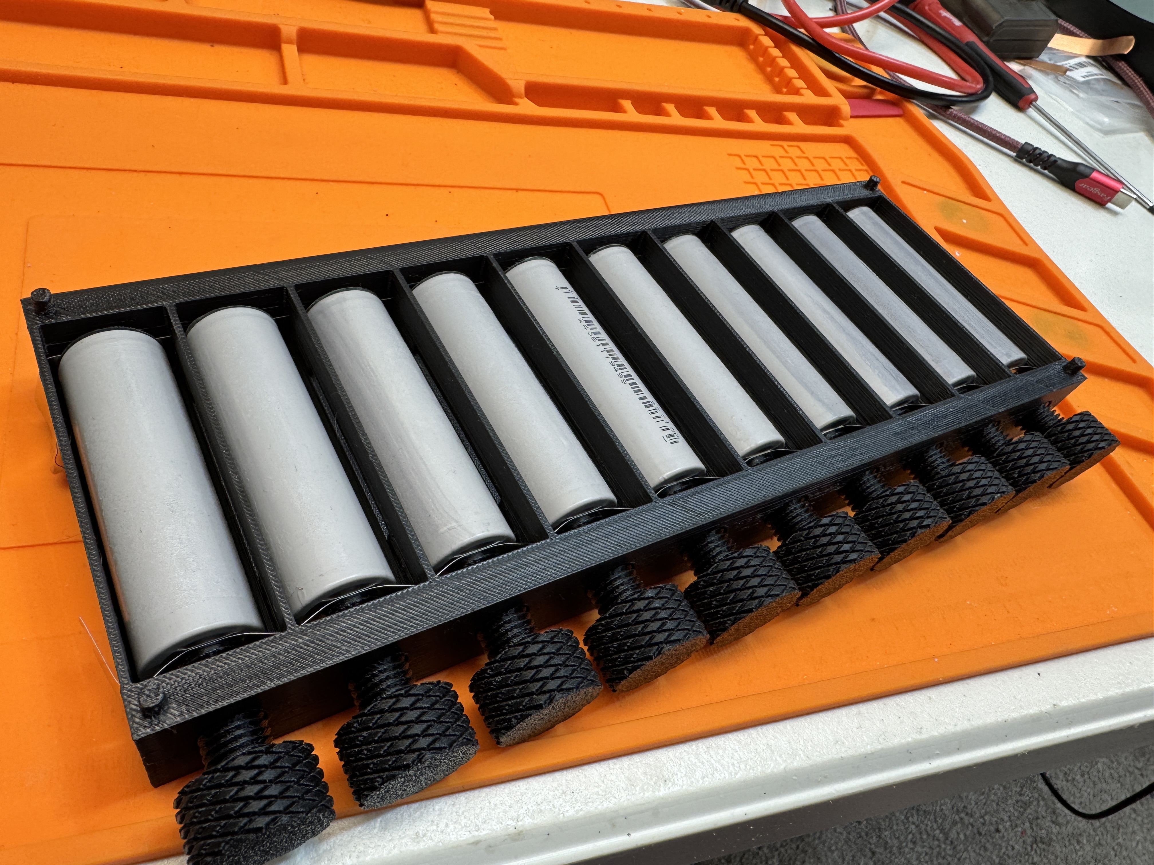 21700 cells Parallel stackable tray with screws. No welding required.