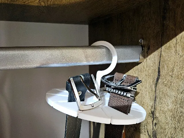 Rotate belt hanger for wardrobe