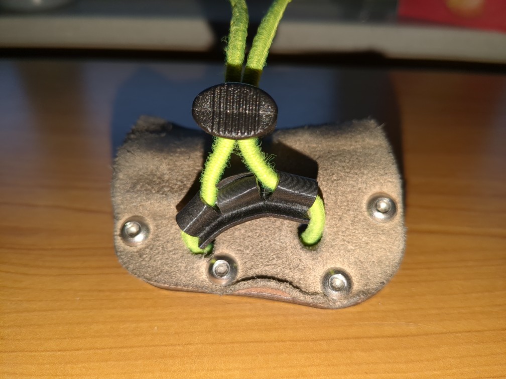Bogenschießen: Tab-Polster für Gummizug um Finger  (archery release aid tool)