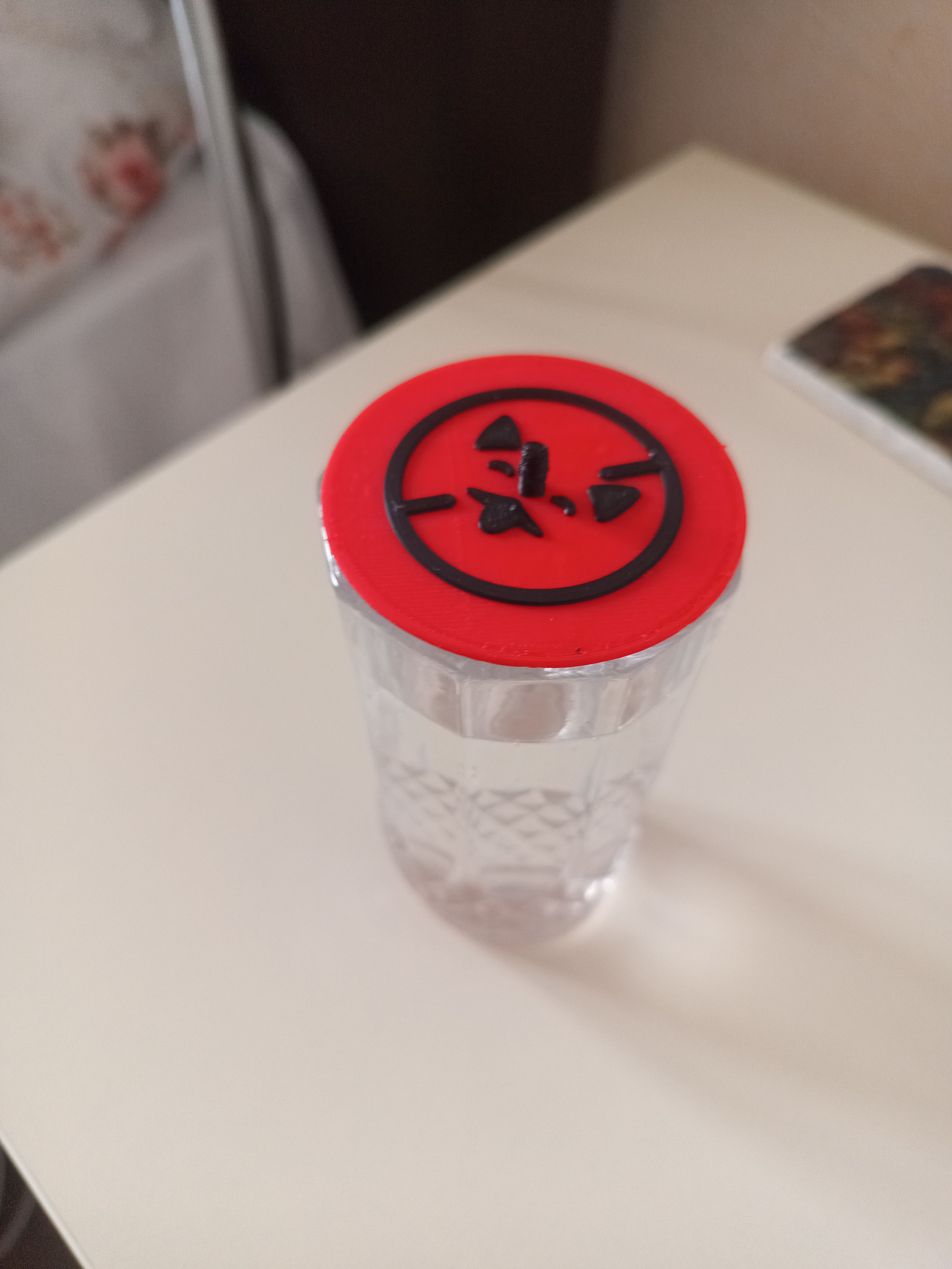 Anticat lid for glass