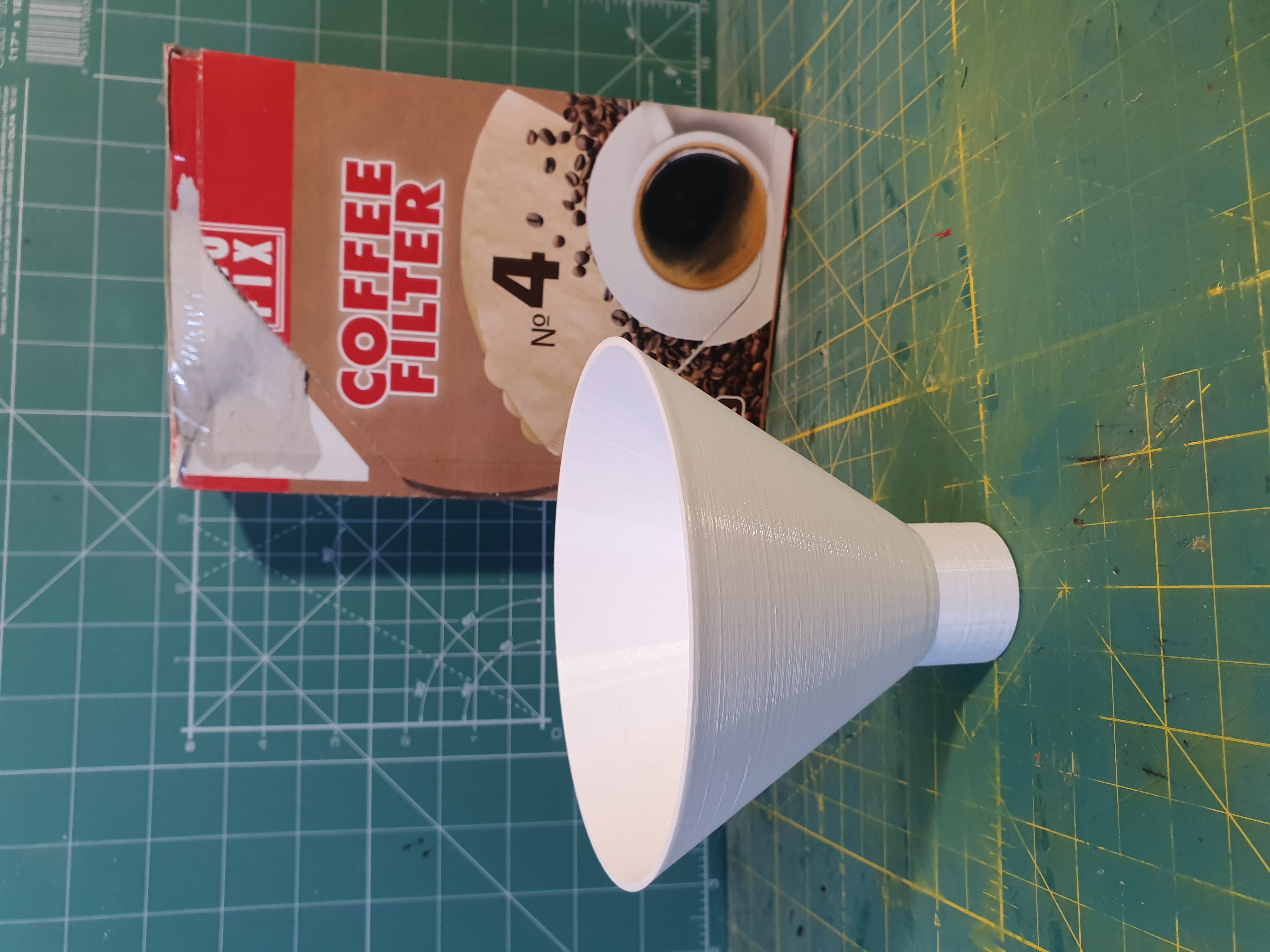 Funnel compatible with standard PET bottle screw for solvent filtration