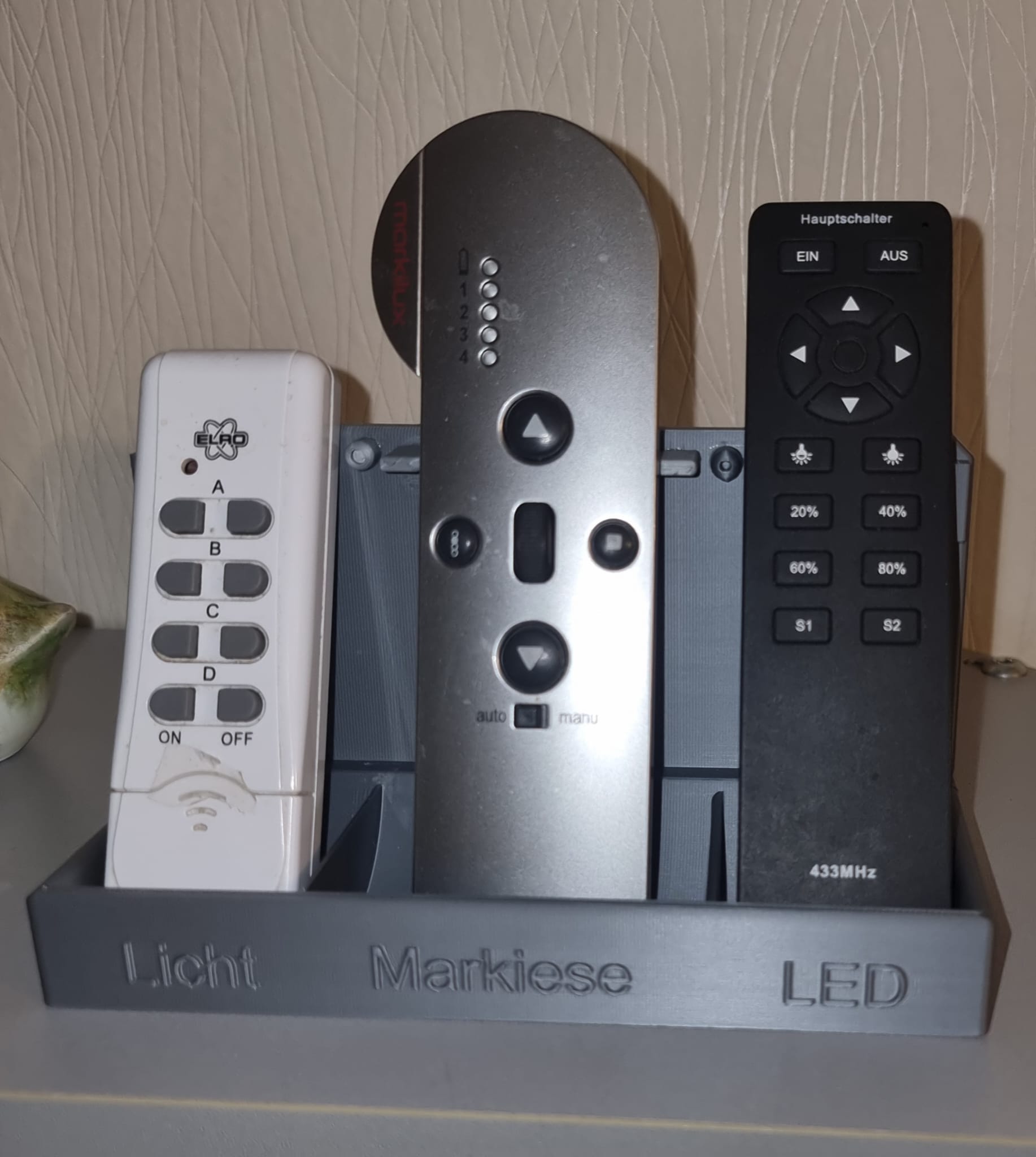 Ständer für drei Fernbedienungen