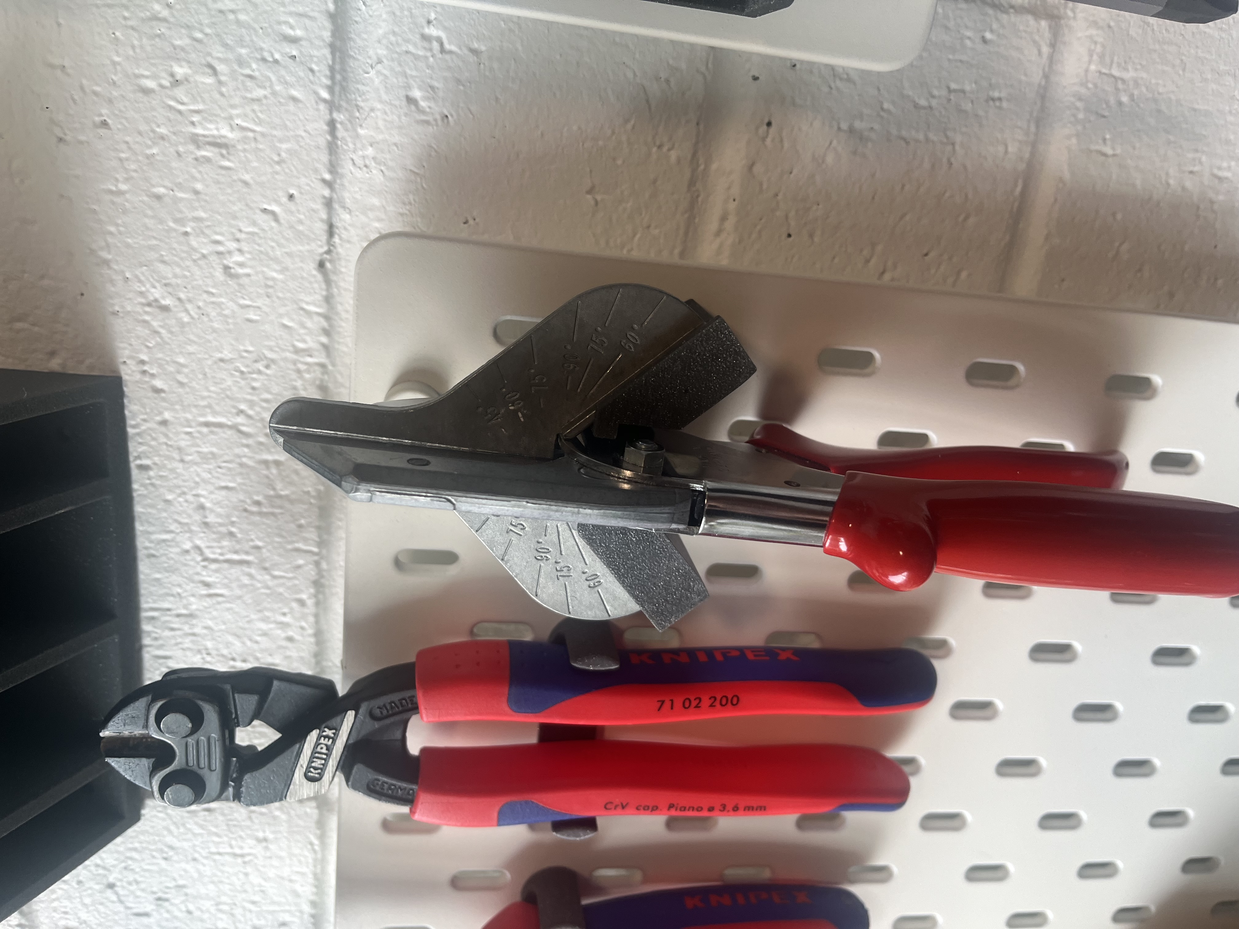 Knipex Mitre Shears Skadis T-Nut Mount 3D model thumbnail