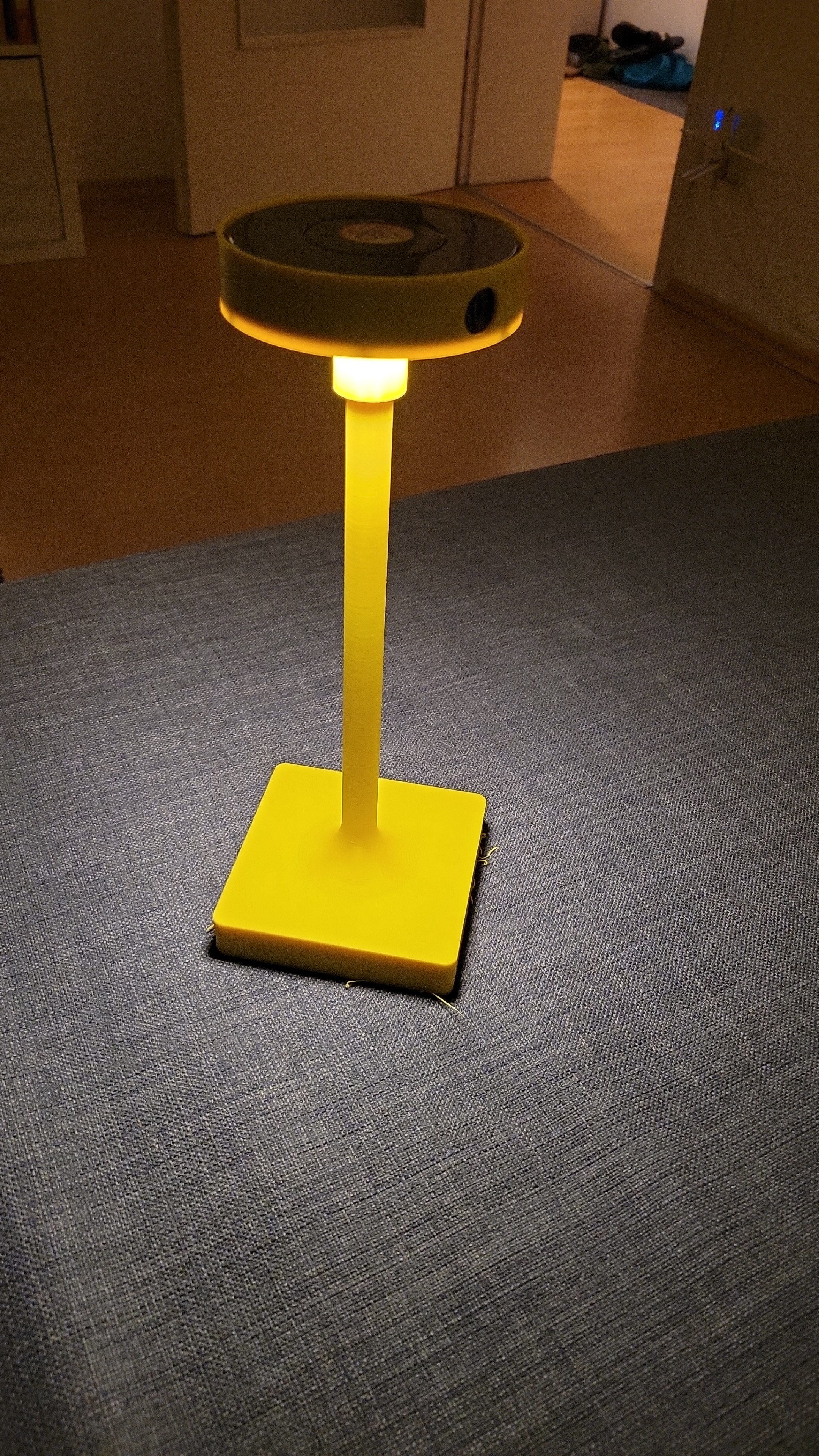 Dimmable rechargeable table lamp