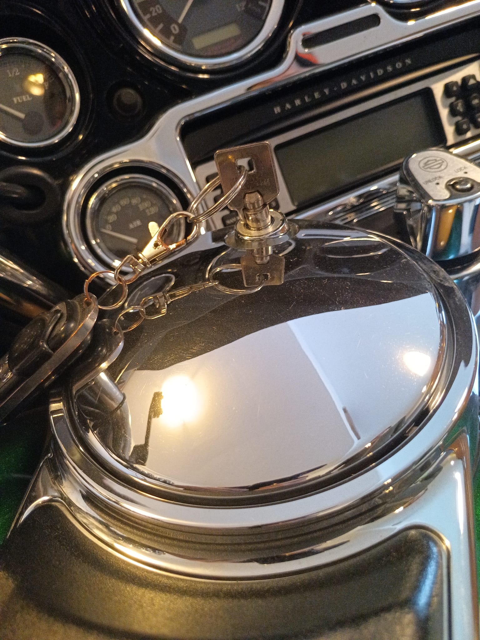 Harley Davidson Electra Glide Tank Kilit Somunu (Sadece Plastik Aparattır!!!)
