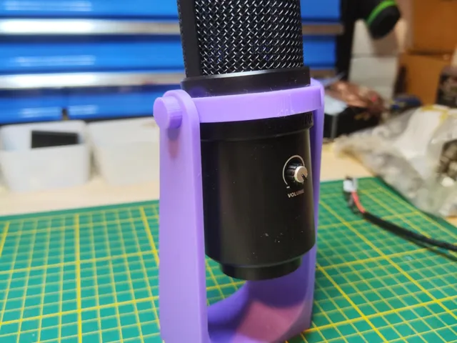 Simple Superlux E205U stand