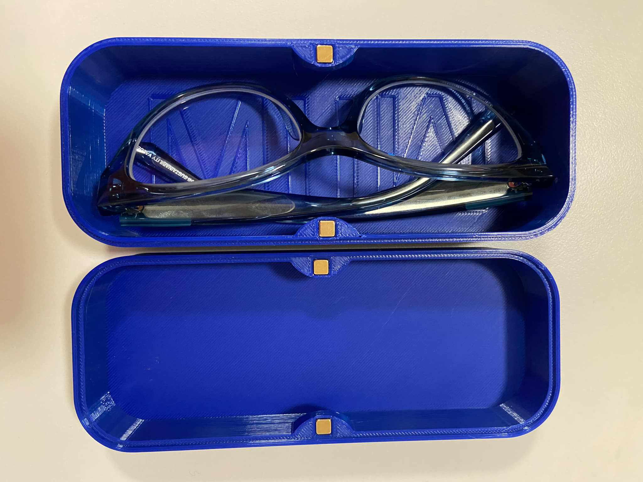 Two-piece glasses case with magnets