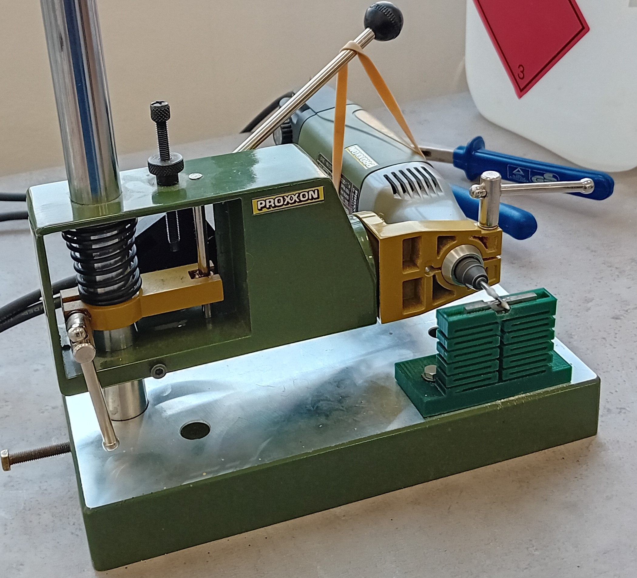 Specimen holder for notch polishing