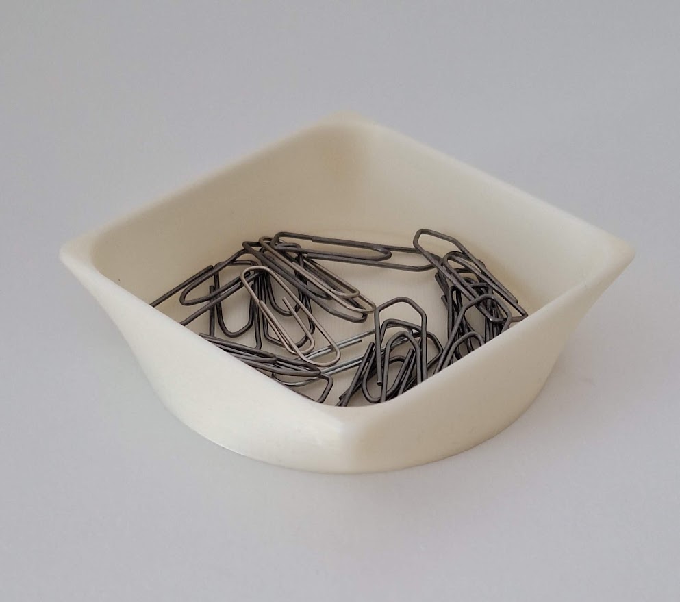 Zásobník na kancelářské sponky / Paper clip tray