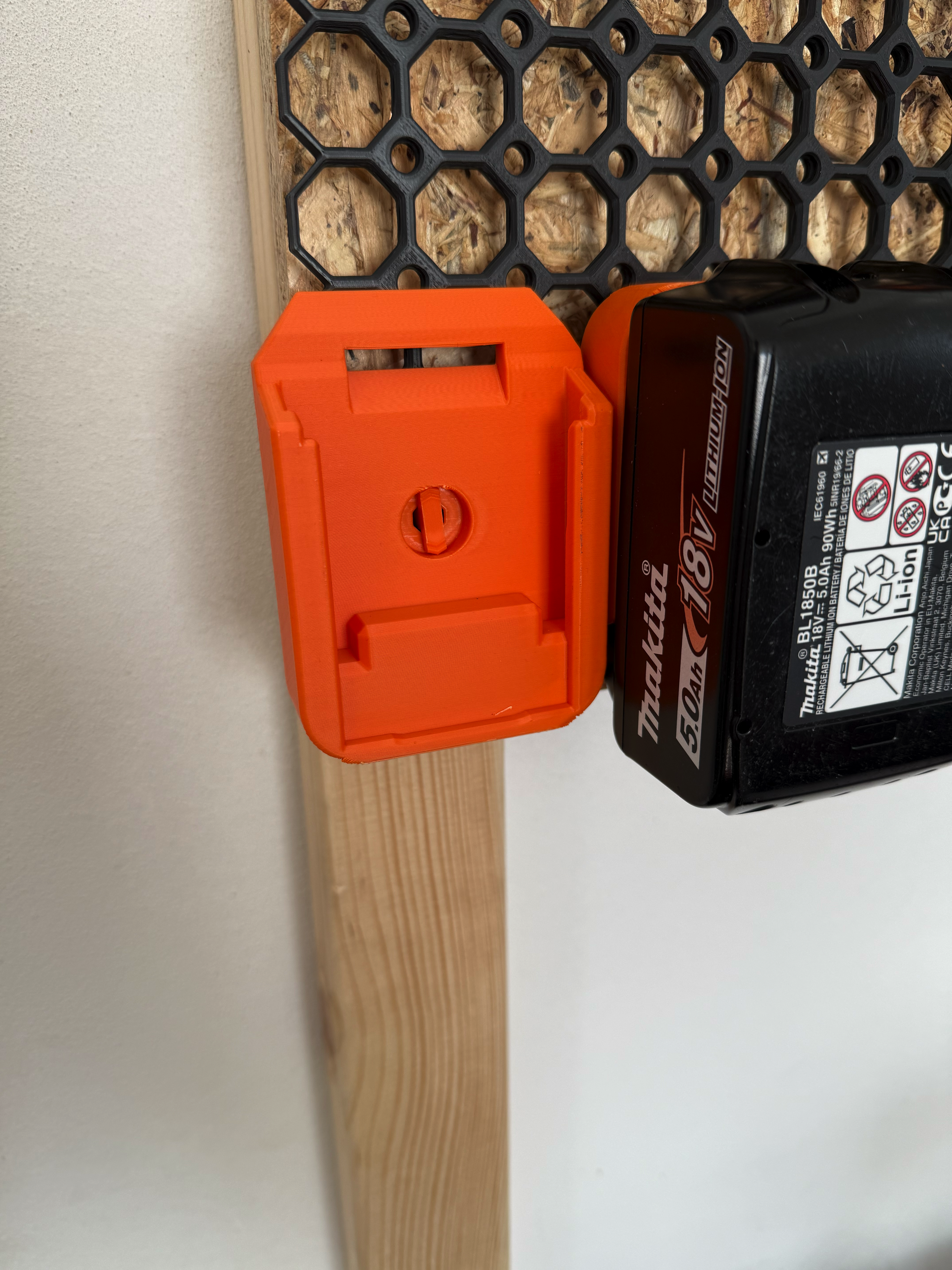 Makita LXT Battery Holder for Multiboard - T-bolt locked